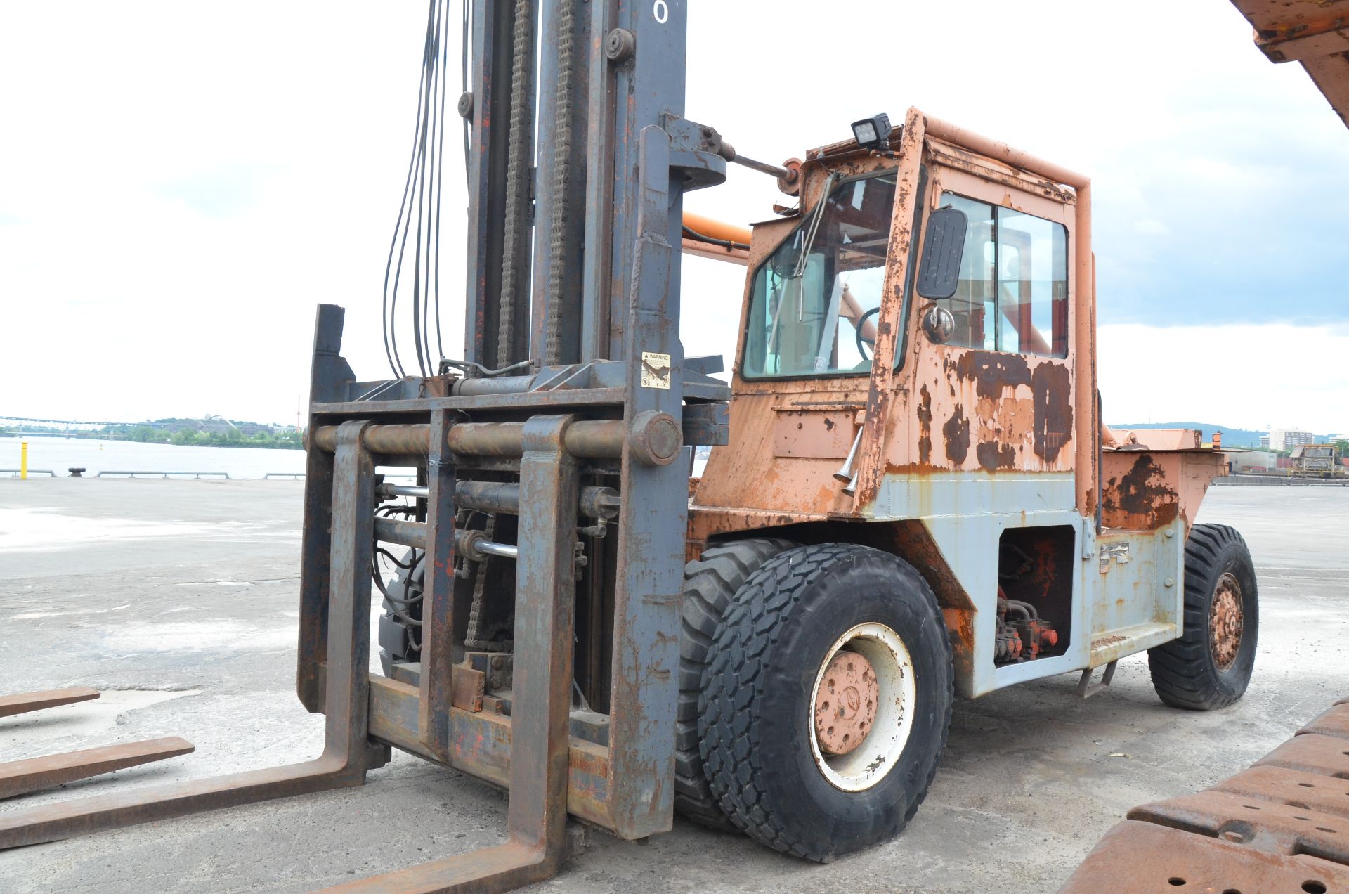 TAYLOR Y62 WOM HEAVY DUTY OUTDOOR DIESEL FORKLIFT WITH 62,000 LBS. CAPACITY - Image 3 of 21