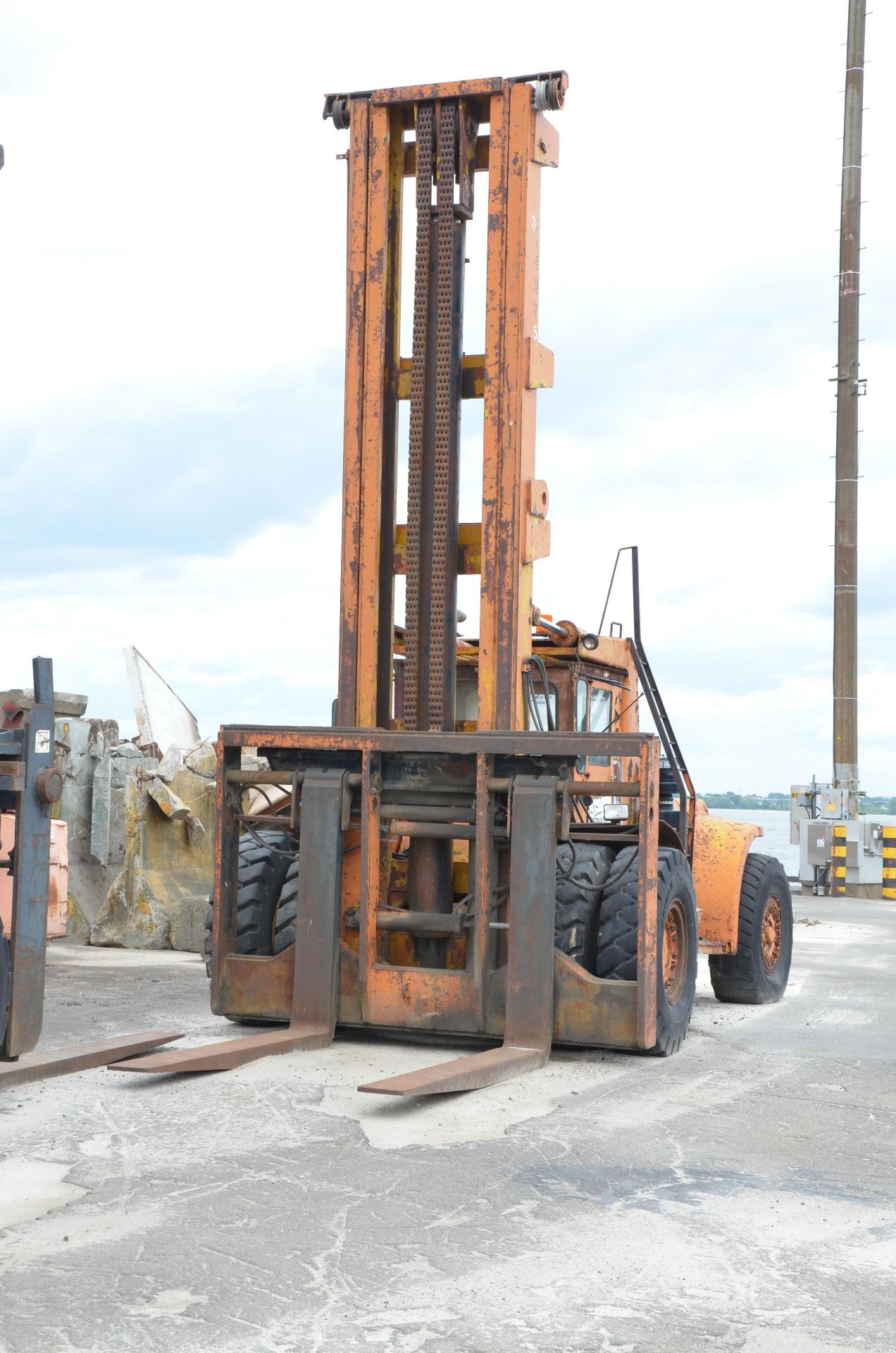 HYSTER H620B HEAVY DUTY OUTDOOR DIESEL FORKLIFT WITH 58,500 LBS. CAPACITY - Image 15 of 20