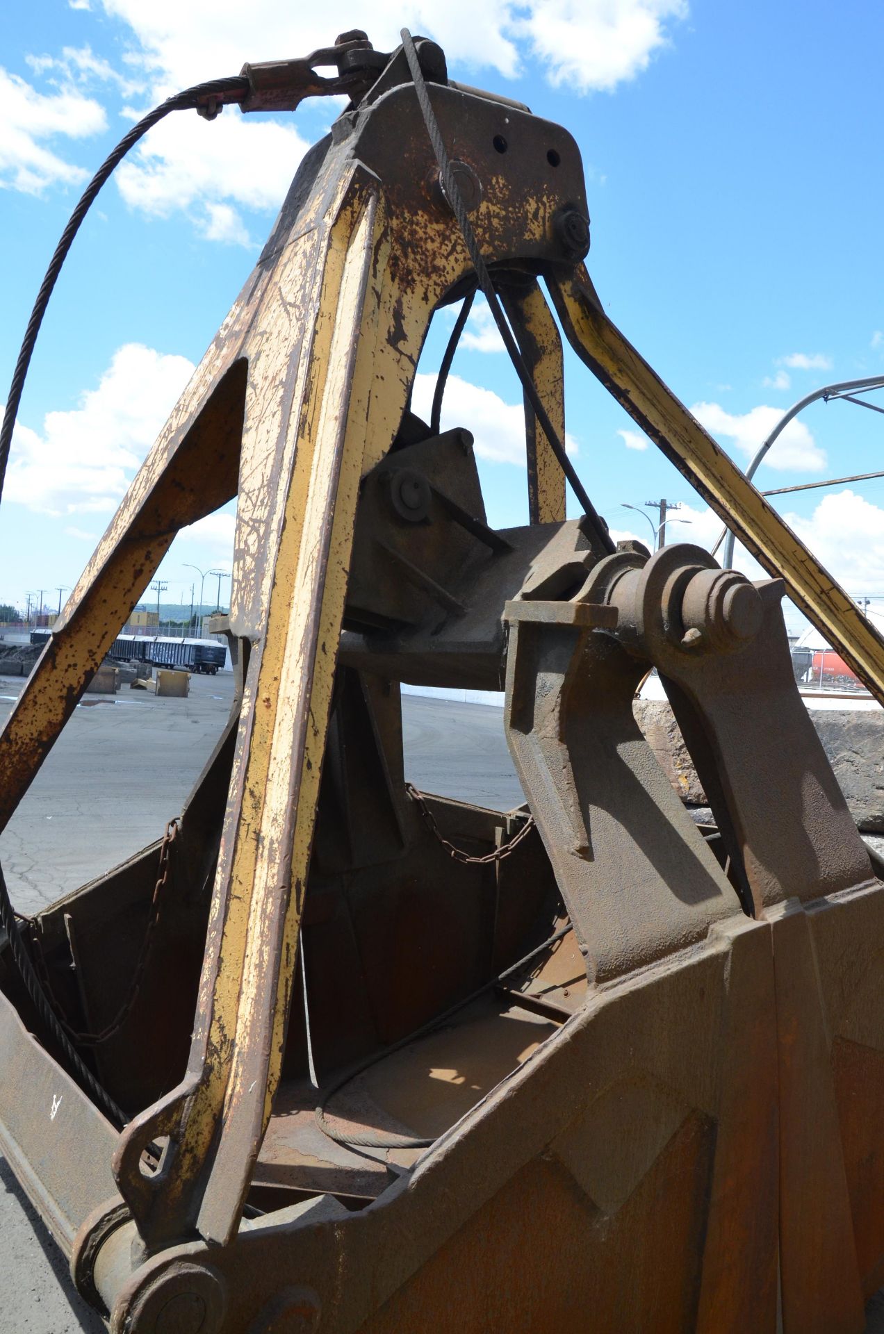 HAWCO WIRE ROPE OPERATED CLAMSHELL BUCKET CRANE ATTACHMENT - Image 3 of 7