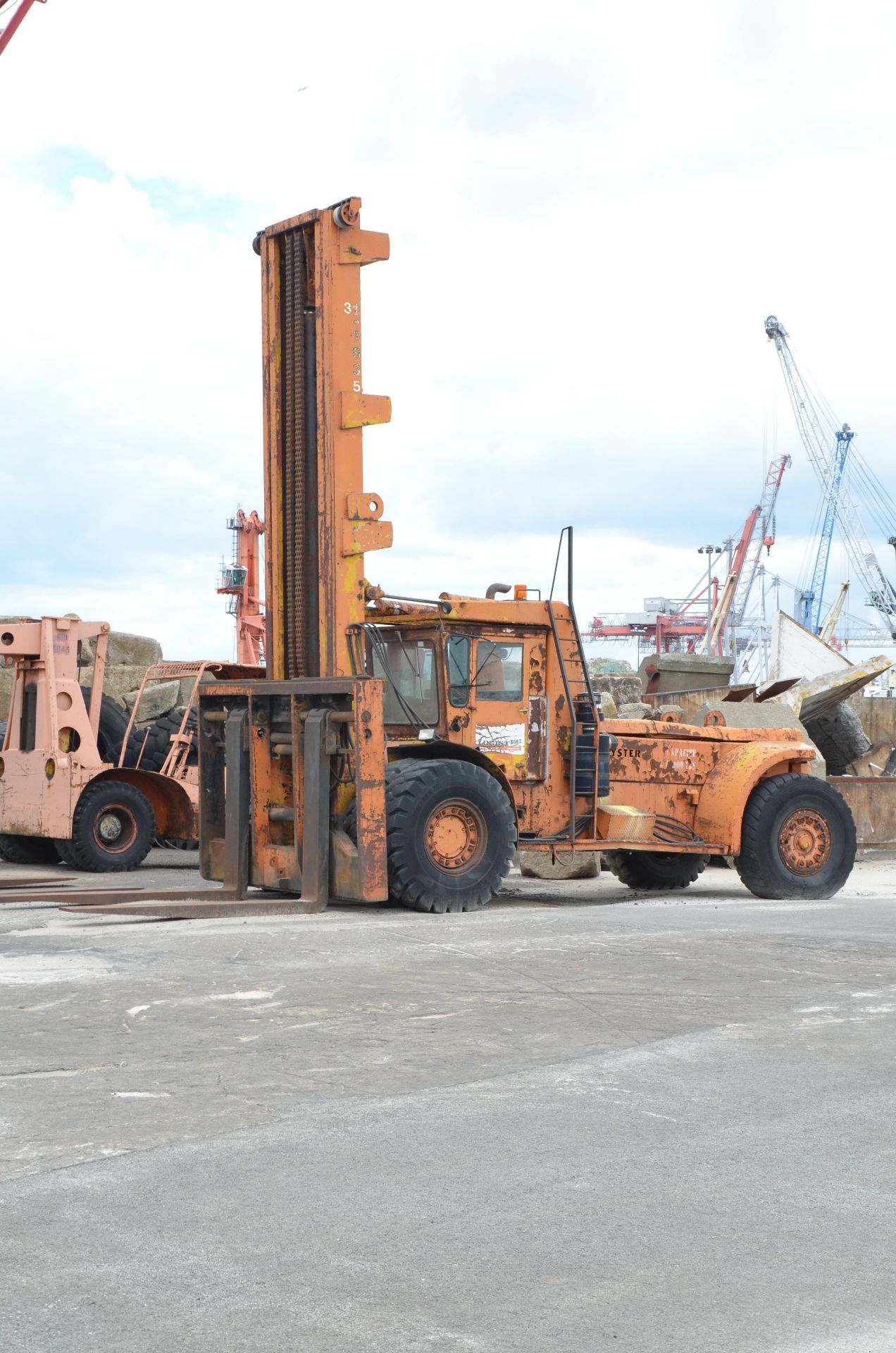 HYSTER H620B HEAVY DUTY OUTDOOR DIESEL FORKLIFT WITH 58,500 LBS. CAPACITY - Image 16 of 20