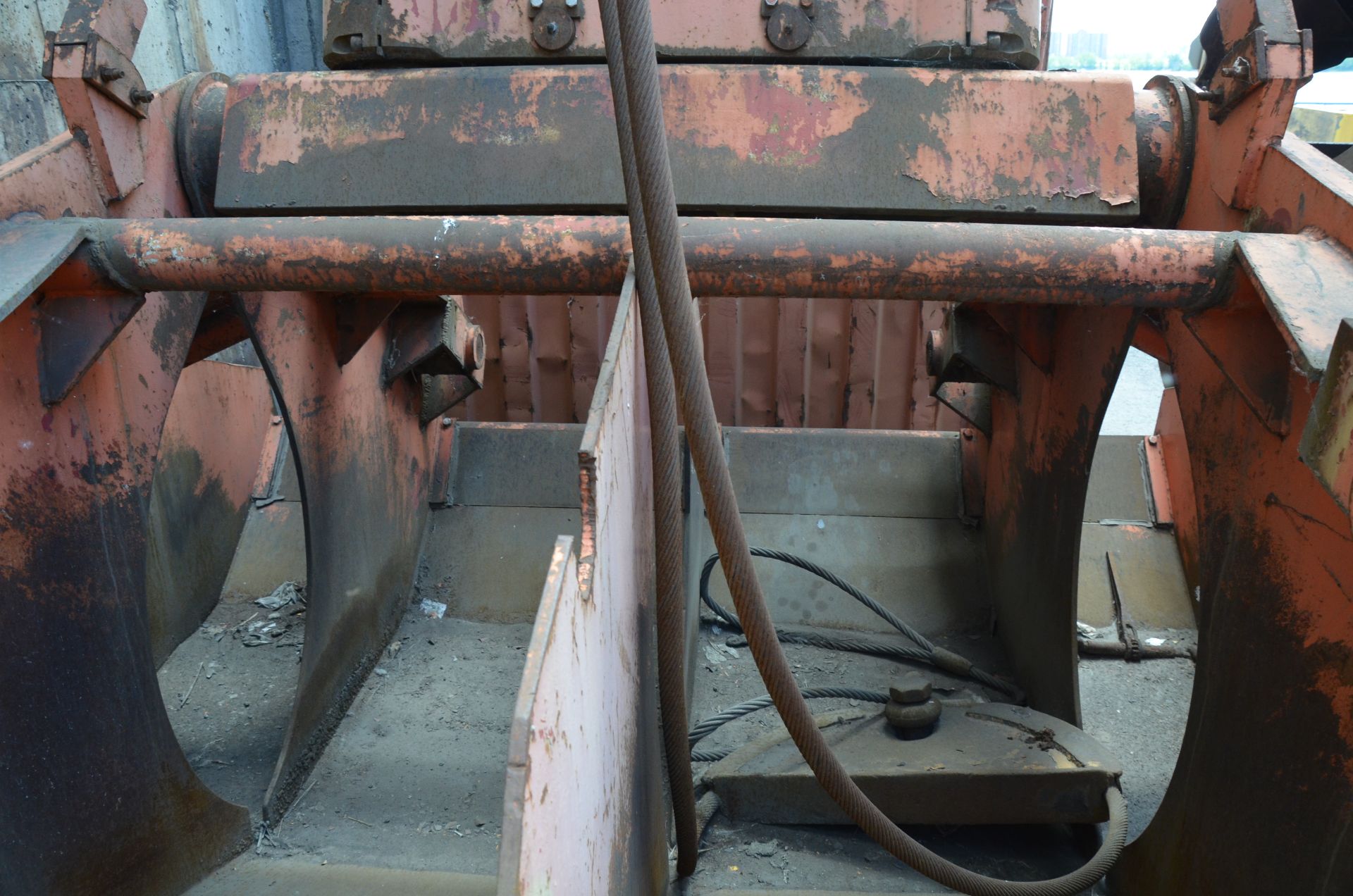 MFG UNKNOWN WIRE ROPE OPERATED CLAMSHELL BUCKET CRANE ATTACHMENT - Image 7 of 7