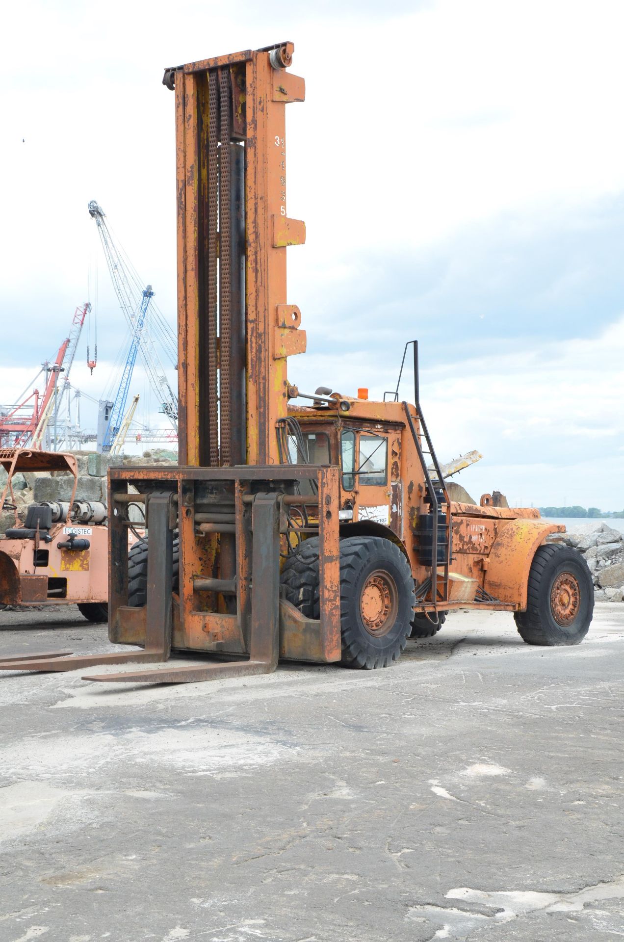 HYSTER H620B HEAVY DUTY OUTDOOR DIESEL FORKLIFT WITH 58,500 LBS. CAPACITY