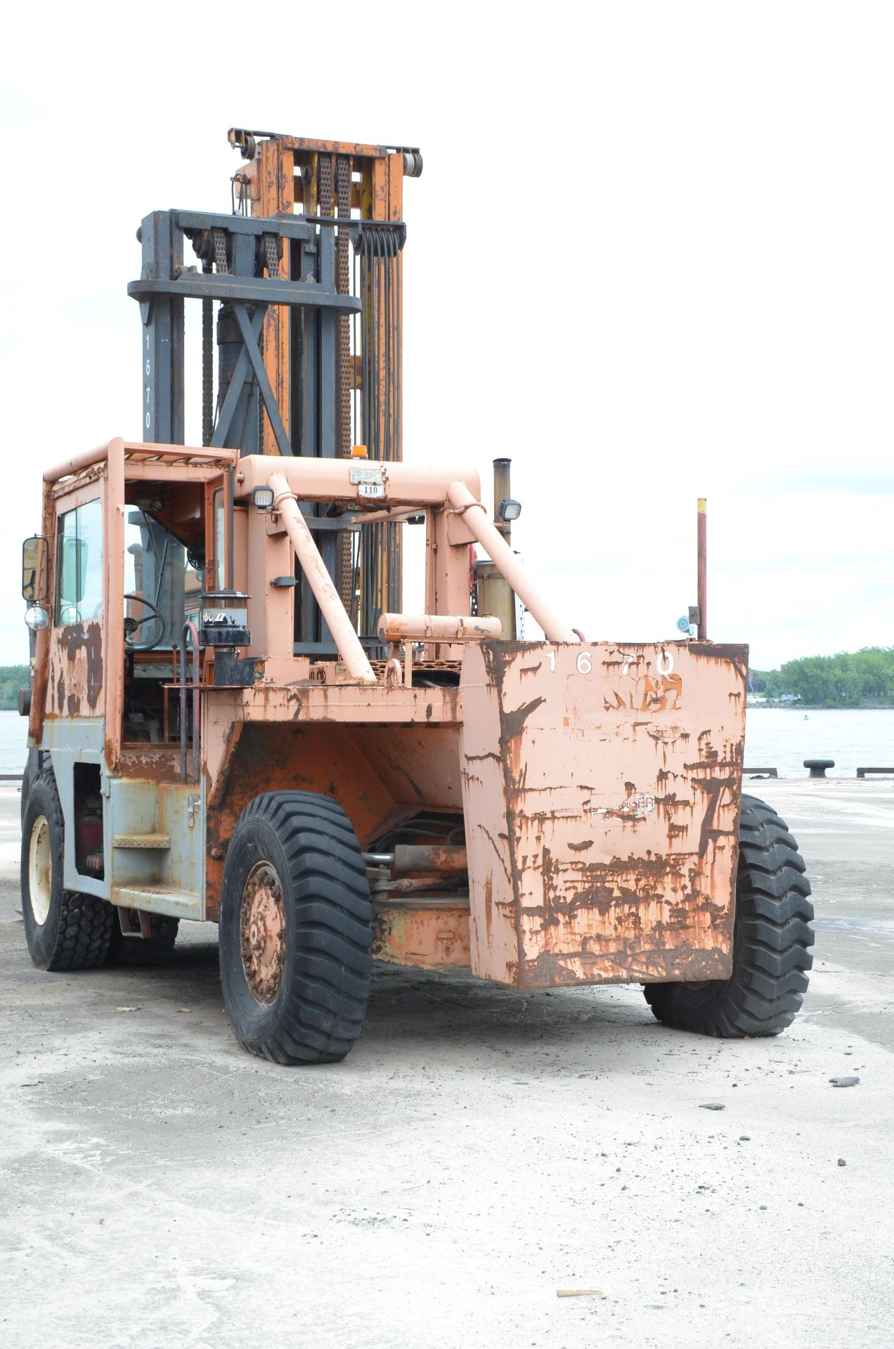 TAYLOR Y62 WOM HEAVY DUTY OUTDOOR DIESEL FORKLIFT WITH 62,000 LBS. CAPACITY - Image 16 of 21