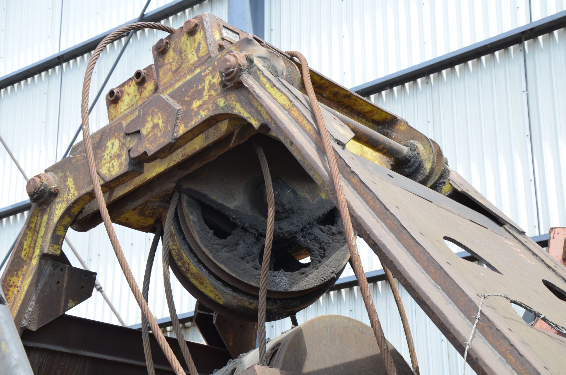 MCGINNES MFG WIRE ROPE OPERATED CLAMSHELL BUCKET CRANE ATTACHMENT - Image 7 of 7