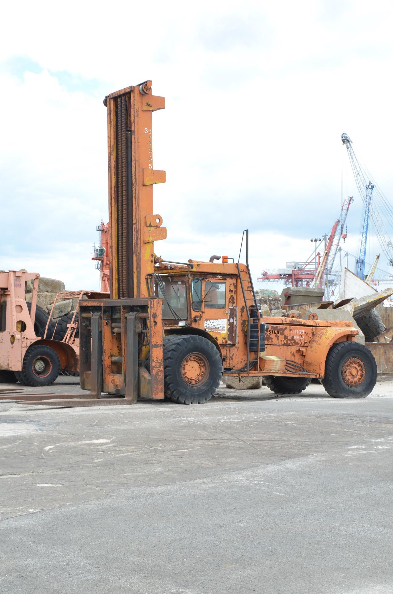 HYSTER H620B HEAVY DUTY OUTDOOR DIESEL FORKLIFT WITH 58,500 LBS. CAPACITY - Image 12 of 20