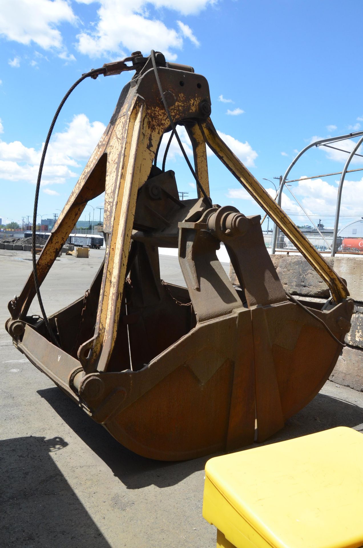 HAWCO WIRE ROPE OPERATED CLAMSHELL BUCKET CRANE ATTACHMENT - Image 6 of 7