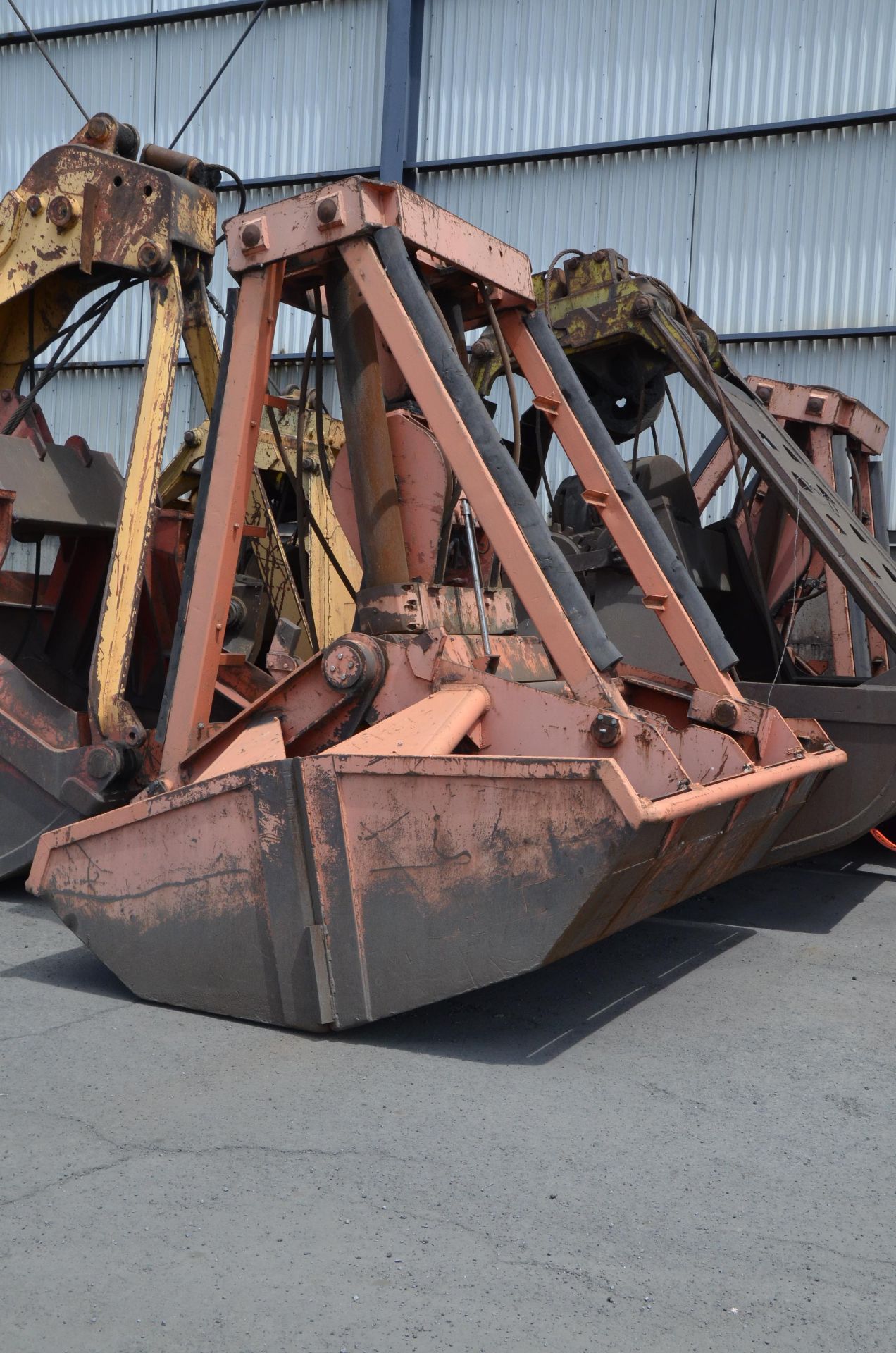 MFG UNKNOWN WIRE ROPE OPERATED CLAMSHELL BUCKET CRANE ATTACHMENT - Image 3 of 7