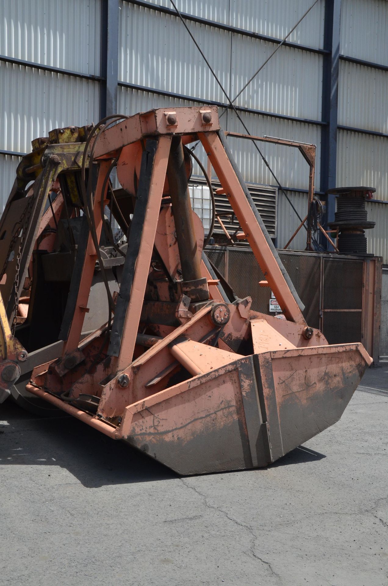 MFG UNKNOWN WIRE ROPE OPERATED CLAMSHELL BUCKET CRANE ATTACHMENT