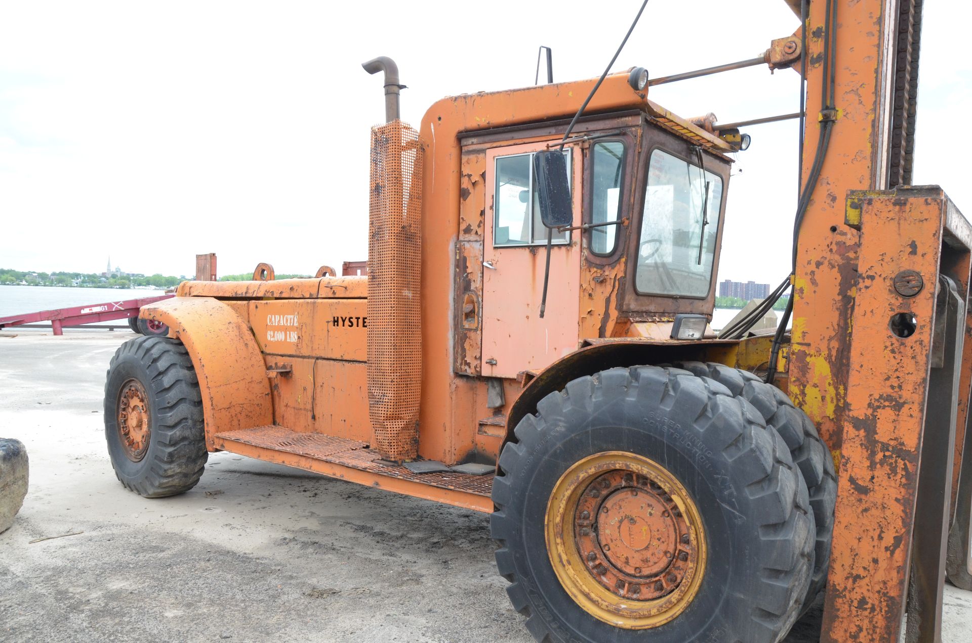 HYSTER H620B HEAVY DUTY OUTDOOR DIESEL FORKLIFT WITH 58,500 LBS. CAPACITY - Image 2 of 20