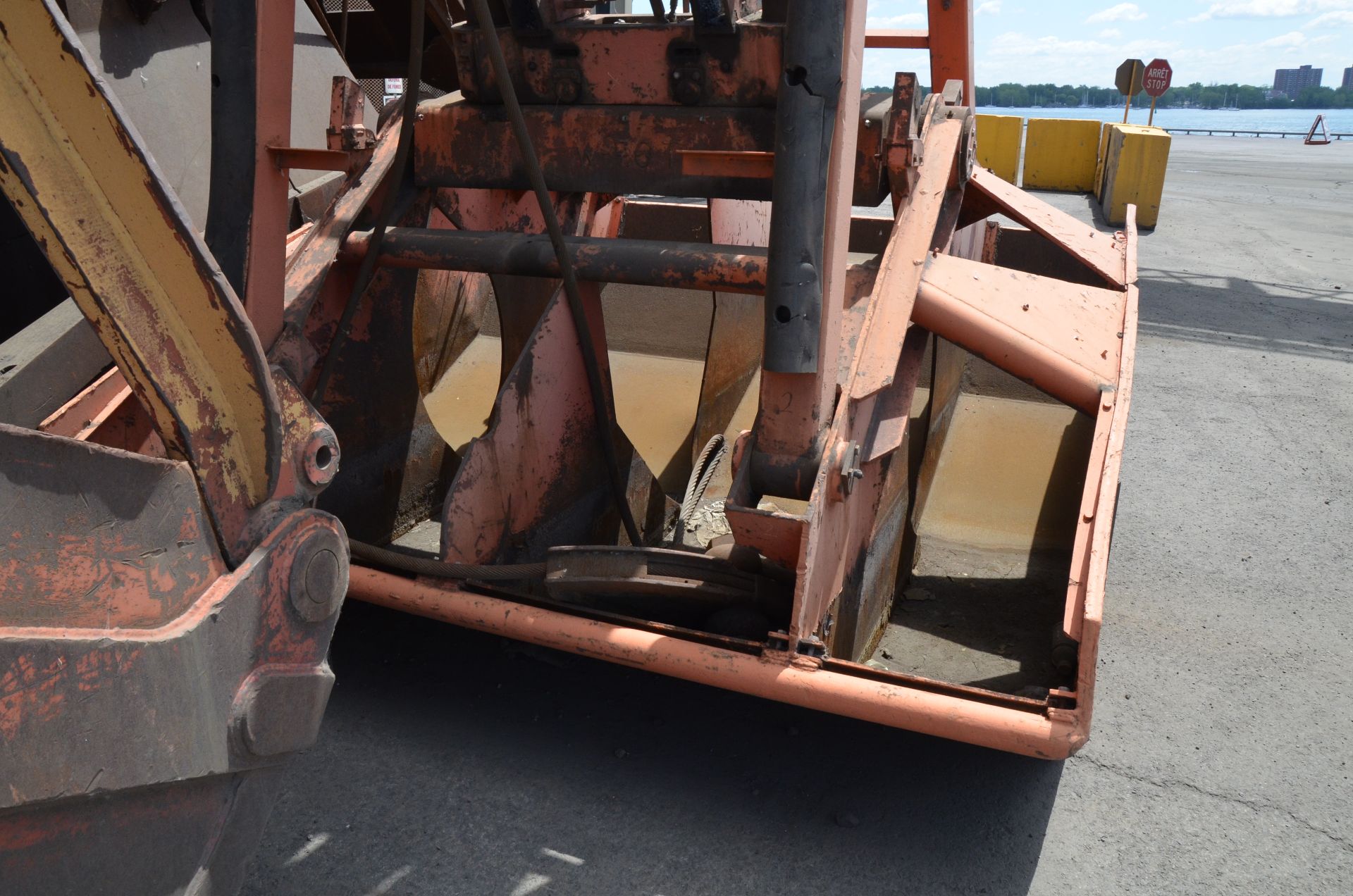 MFG UNKNOWN WIRE ROPE OPERATED CLAMSHELL BUCKET CRANE ATTACHMENT - Image 2 of 7