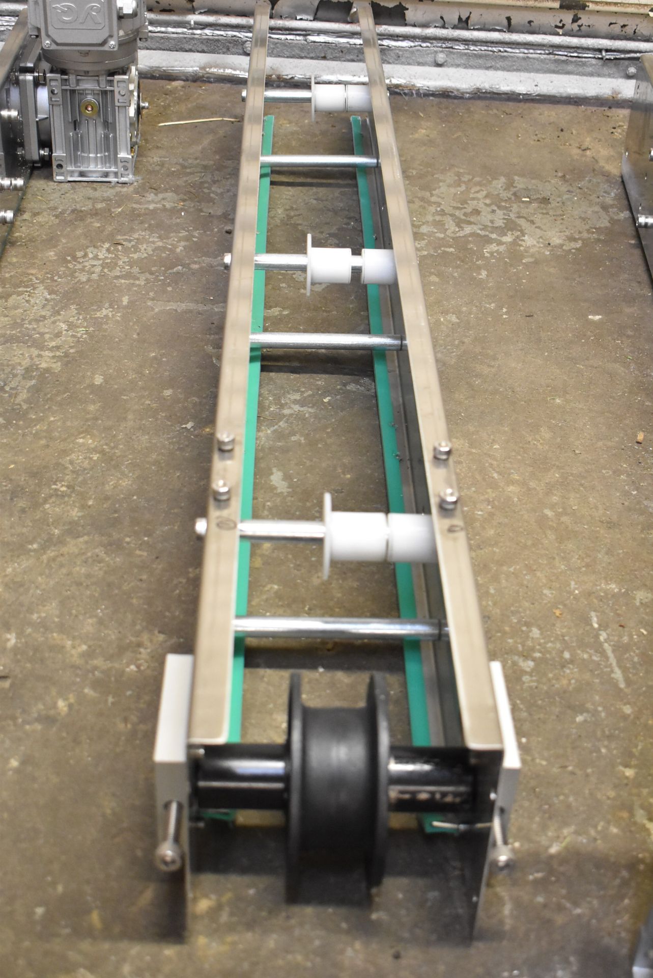 LOT/ STAINLESS STEEL TRANSFER CONVEYOR WITH STANDS AND ACCESSORIES - Image 6 of 15