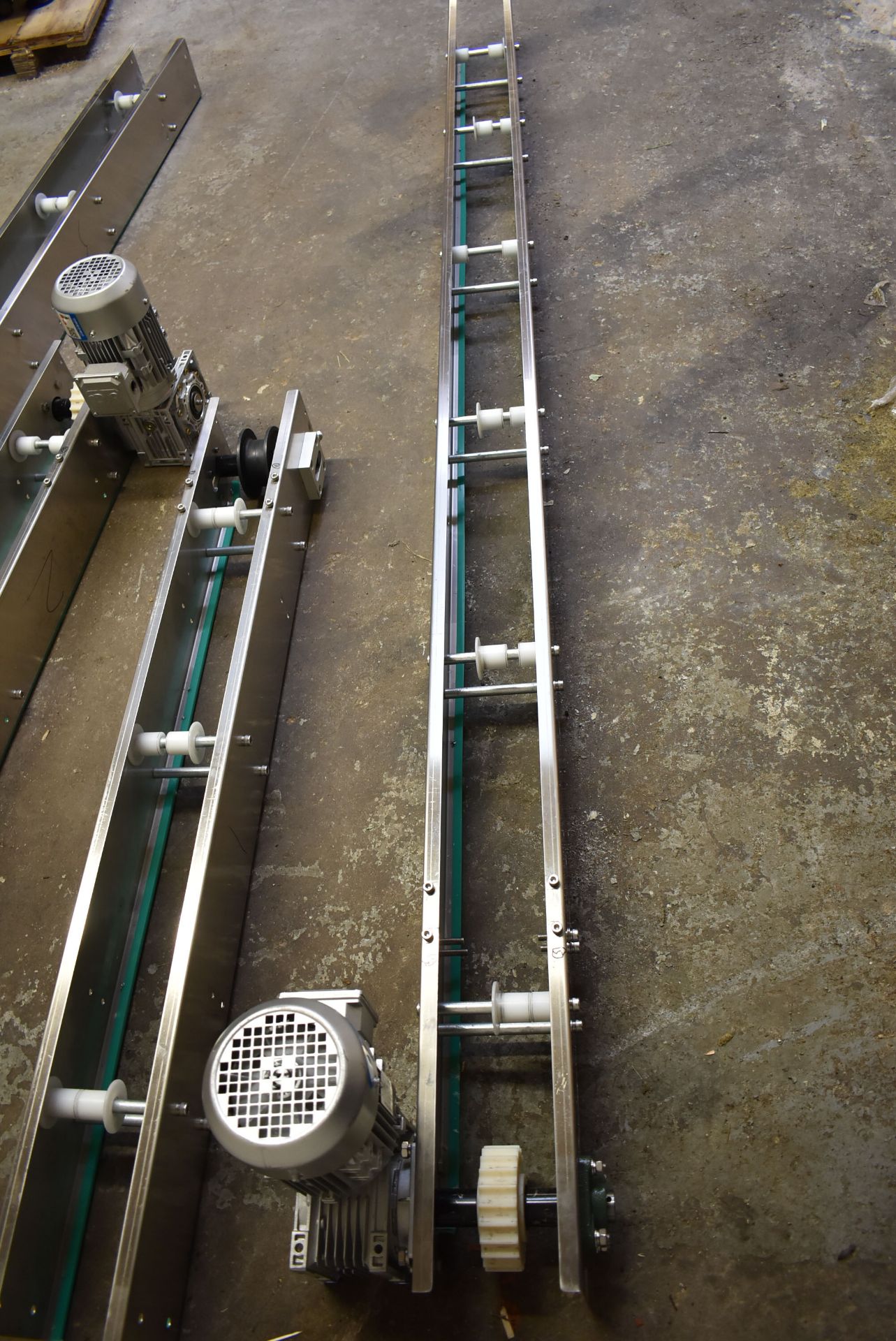 LOT/ STAINLESS STEEL TRANSFER CONVEYOR WITH STANDS AND ACCESSORIES - Image 3 of 15