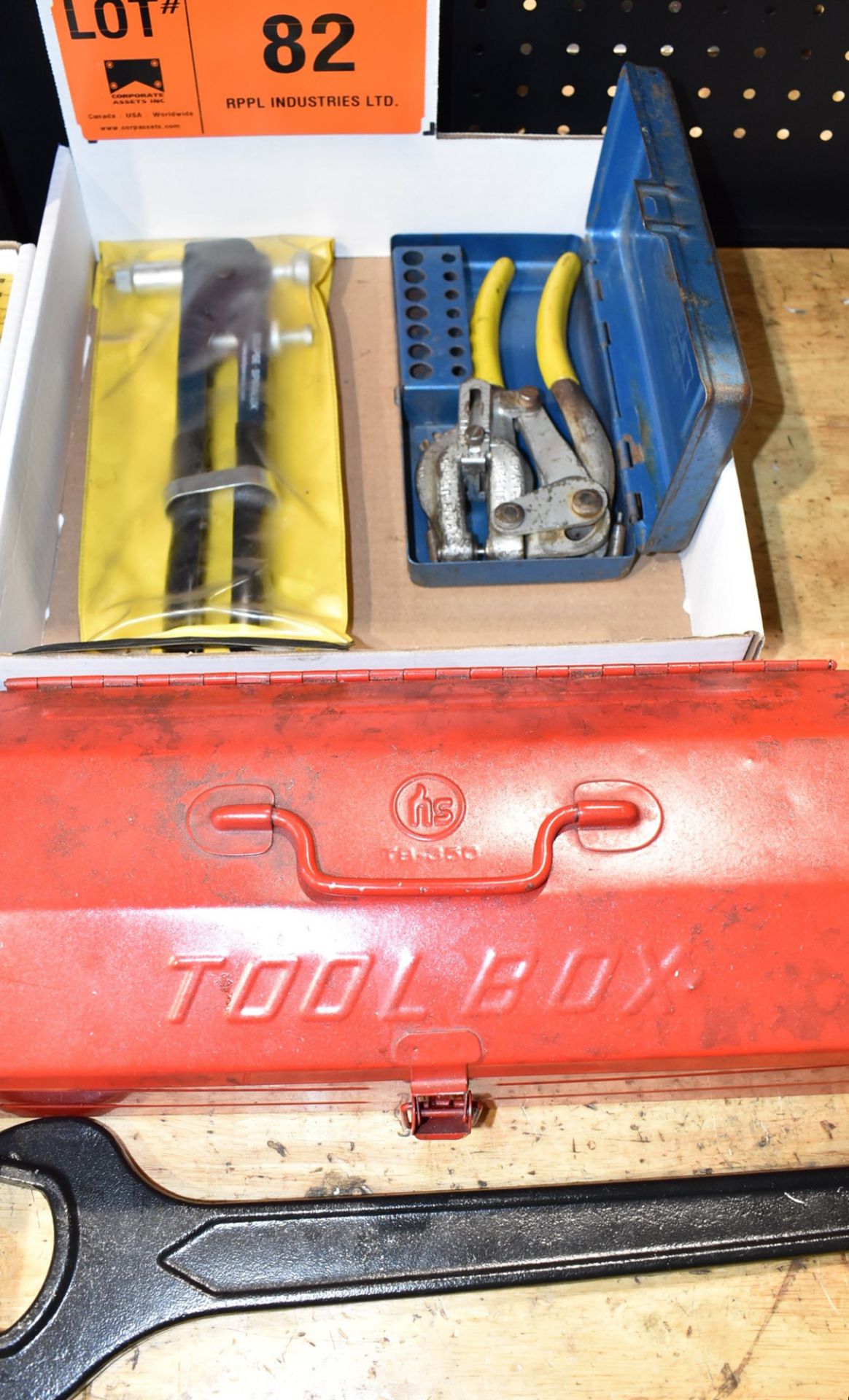 LOT/ (2) MECHANICAL RIVETERS AND TOOLBOX WITH HAND TOOLS