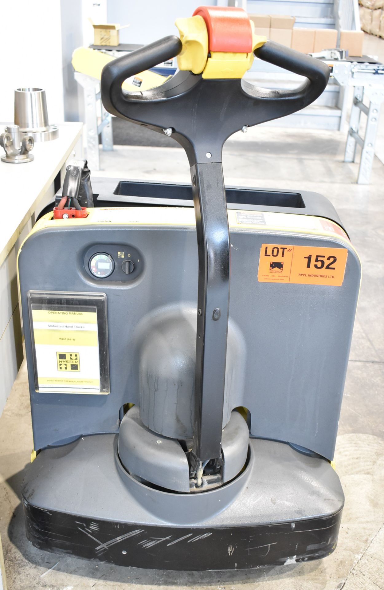 HYSTER W40Z 24V PALLET TRUCK WITH 4,000 LB MAX CAPACITY, NEW BATTERIES - INSTALLED AUG. 2022 - Image 3 of 4