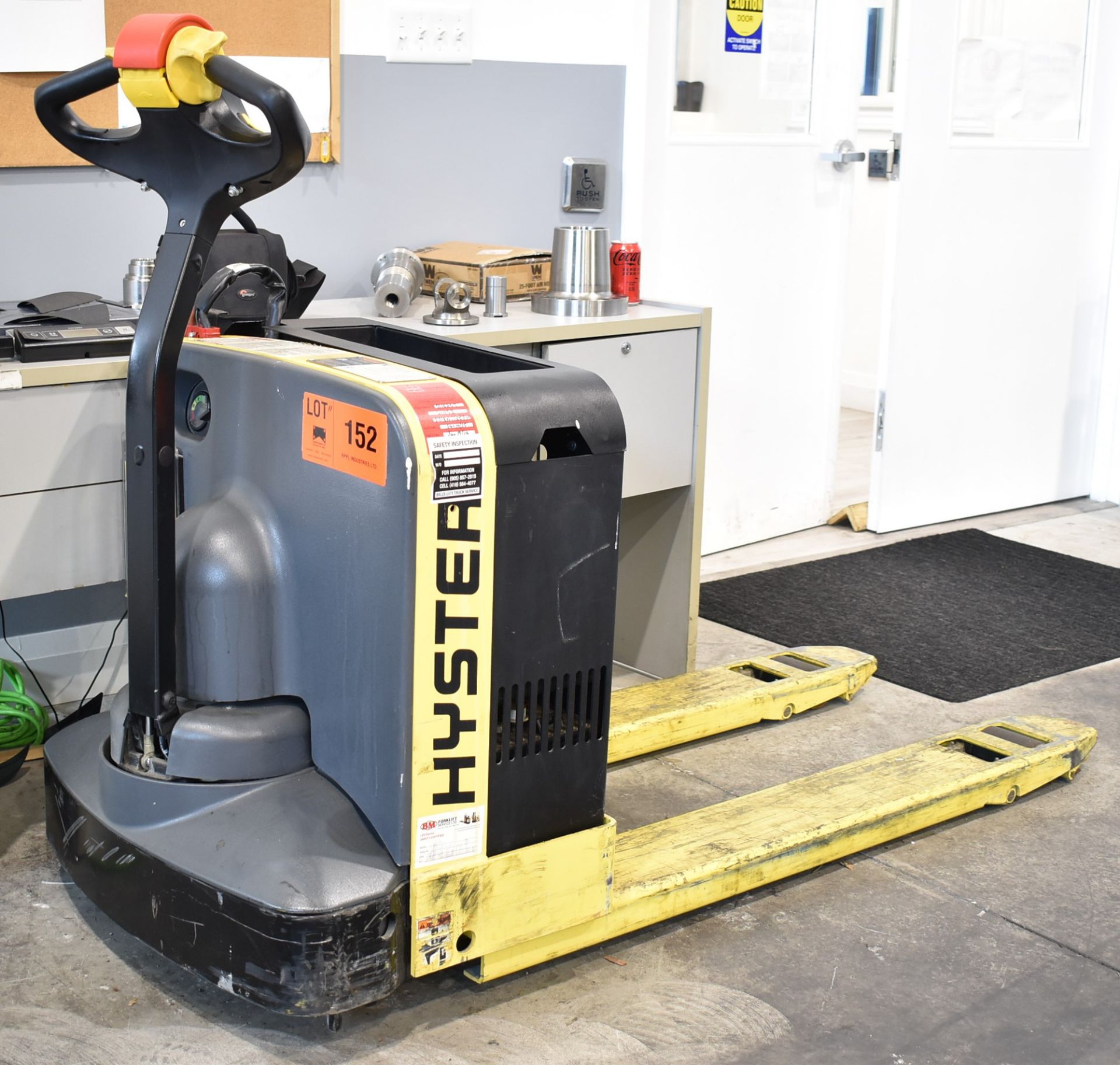 HYSTER W40Z 24V PALLET TRUCK WITH 4,000 LB MAX CAPACITY, NEW BATTERIES - INSTALLED AUG. 2022