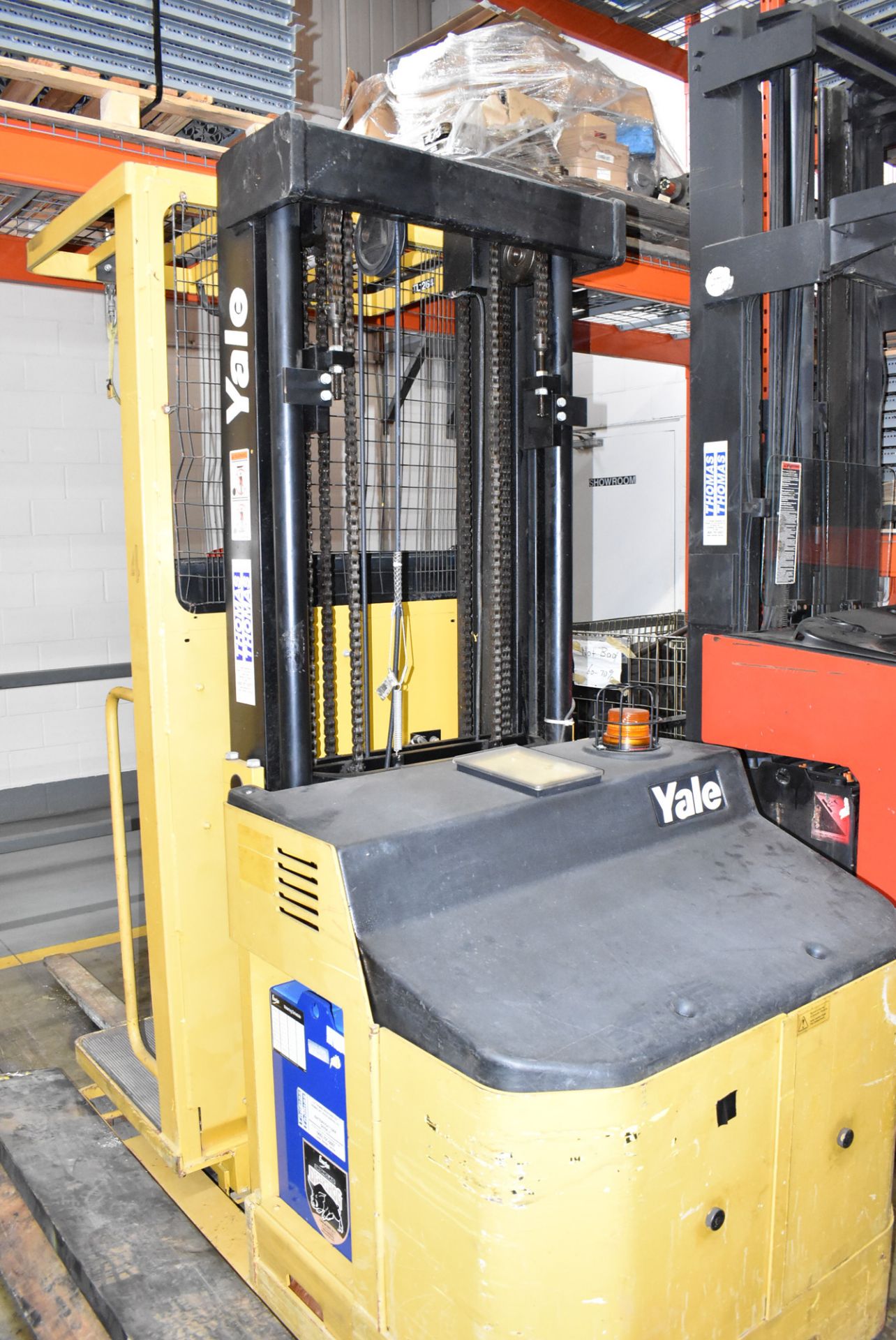 YALE OSO30ECN24TO89 24V ELECTRIC ORDER PICKER WITH 3,000 LB CAPACITY, 3-STAGE MAST, 195" MAX - Image 4 of 8