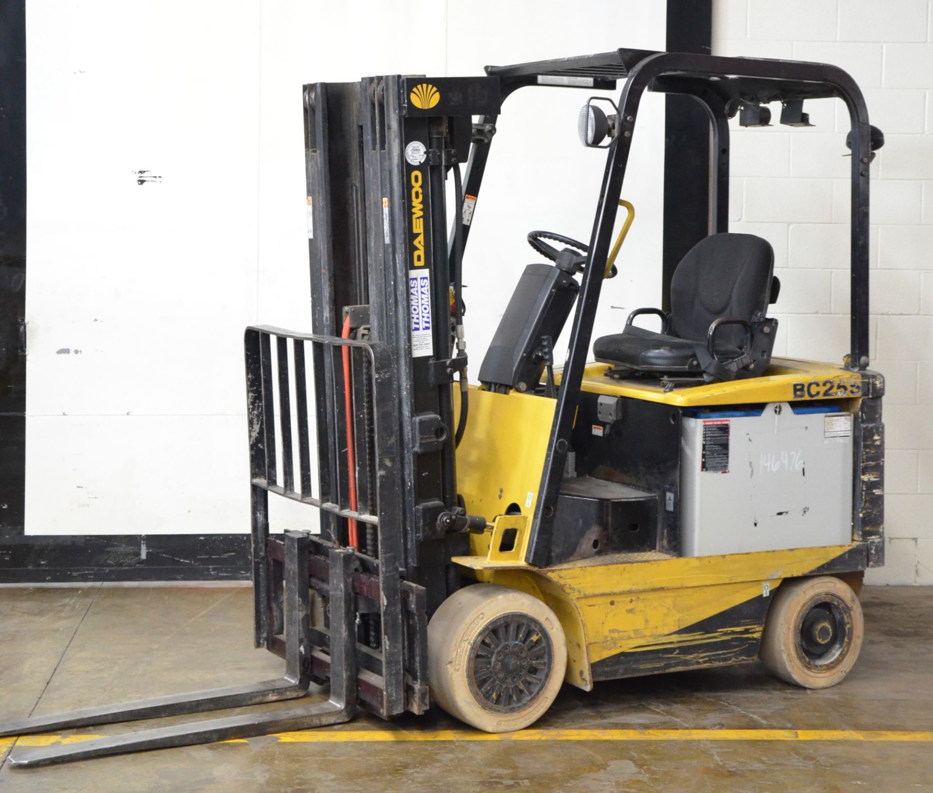 DAEWOO BC255-2 36/48V ELECTRIC COUNTERBALANCE FORKLIFT WITH 4,550 LB CAPACITY, 3-STAGE MAST, 186"