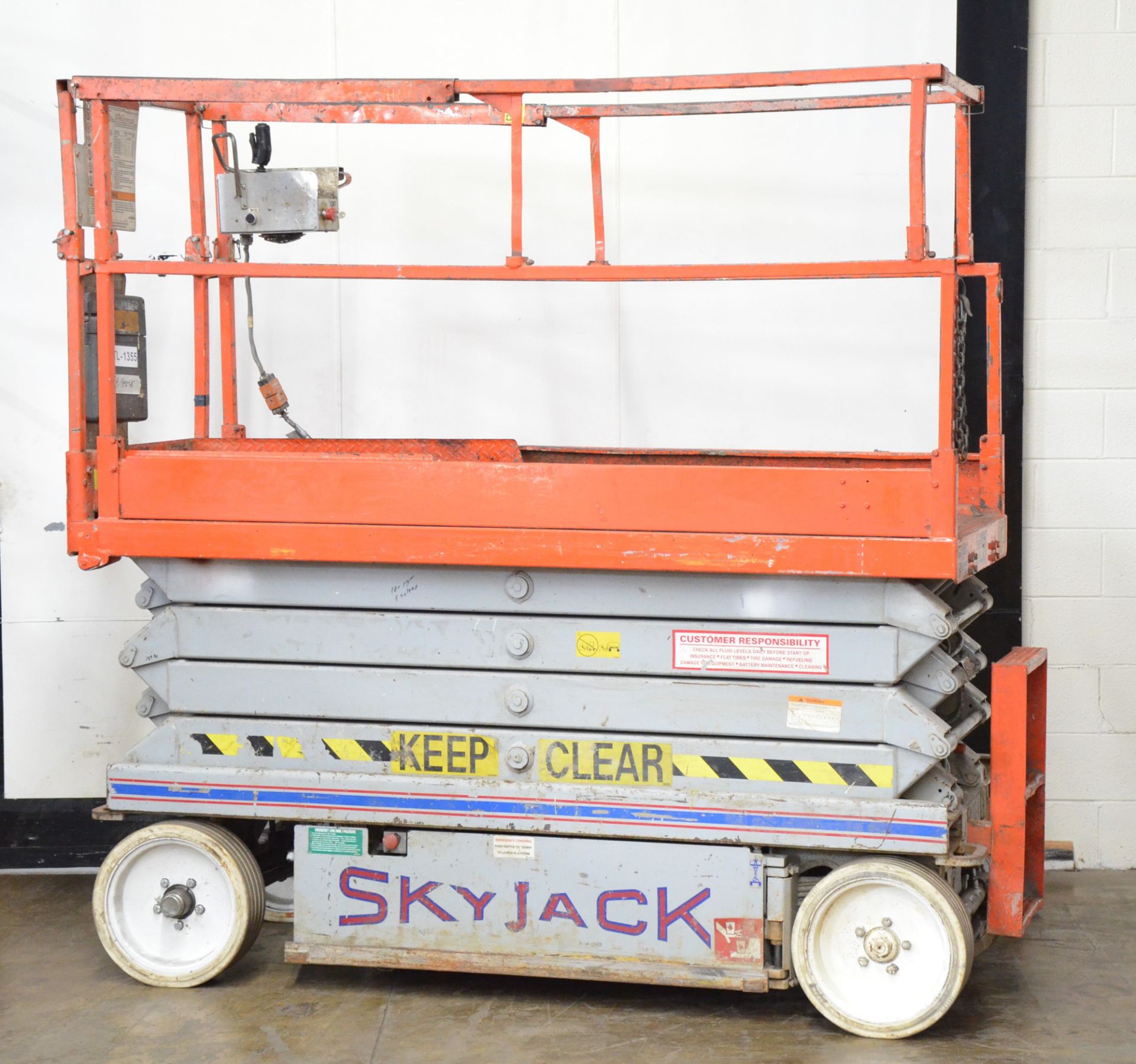 SKYJACK SJ III - 3226 24V ELECTRIC SCISSOR LIFT WITH 26' MAX LIFT HEIGHT, 500 LB CAPACITY, 672 HOURS