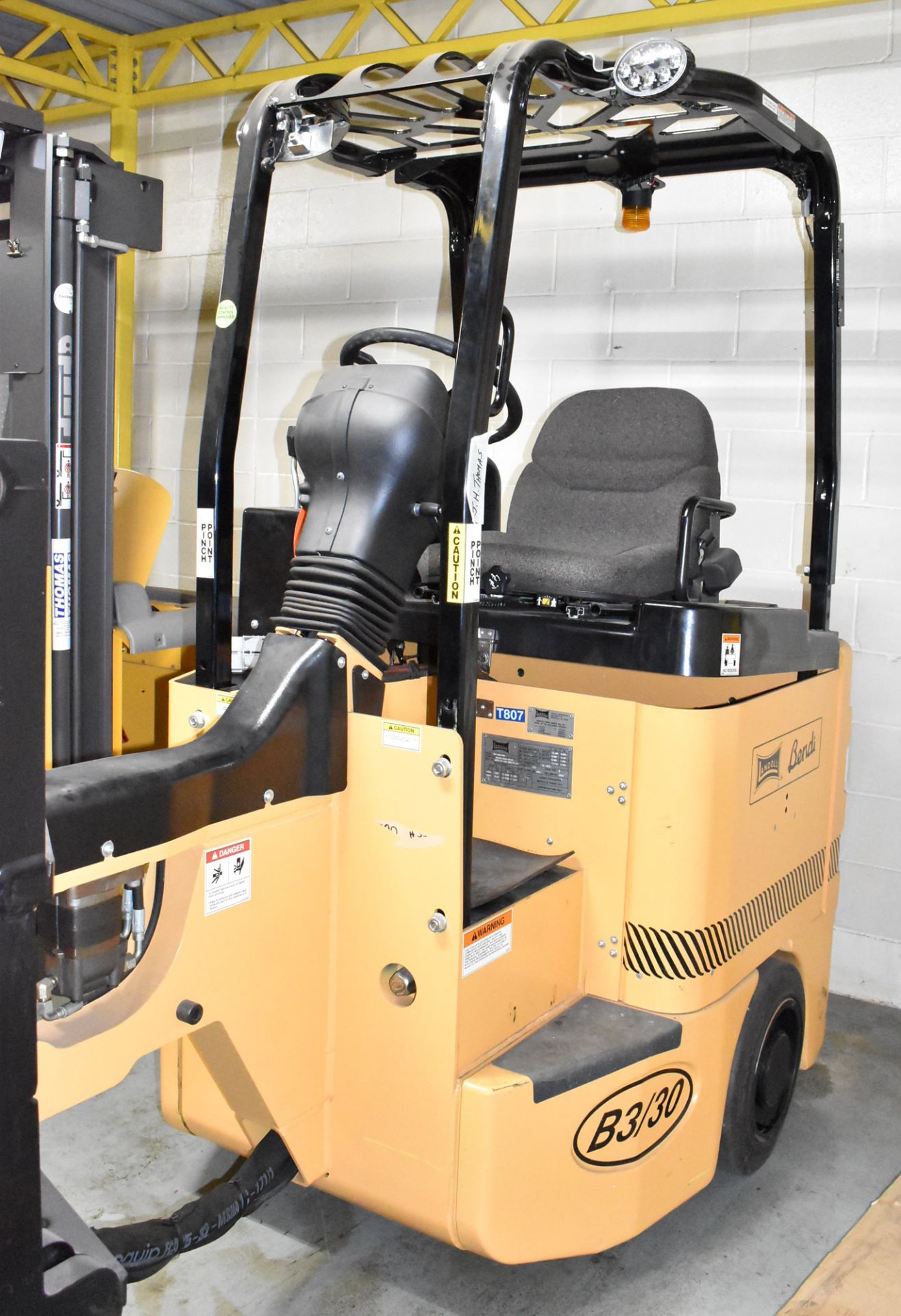 DREXEL LANDOLL B3/30E180D 48V ELECTRIC NARROW AISLE 3-WHEEL FORKLIFT WITH 3-STAGE SWING MAST, 3, - Image 3 of 8