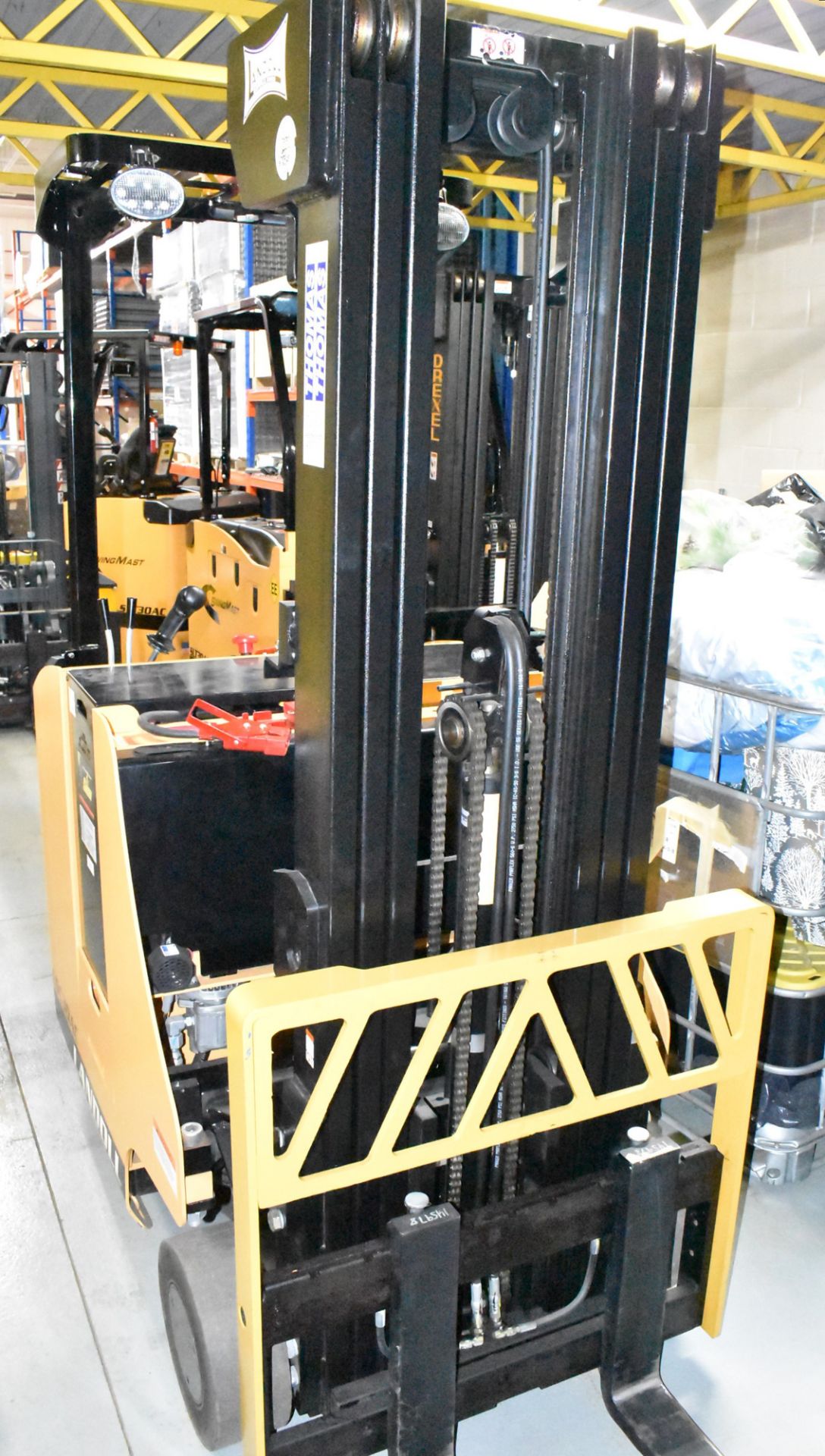 DREXEL LANDOLL (2012) LSC30 24V ELECTRIC STAND-UP COUNTERBALANCE FORKLIFT WITH 3,000 LB CAPACITY, - Image 4 of 10