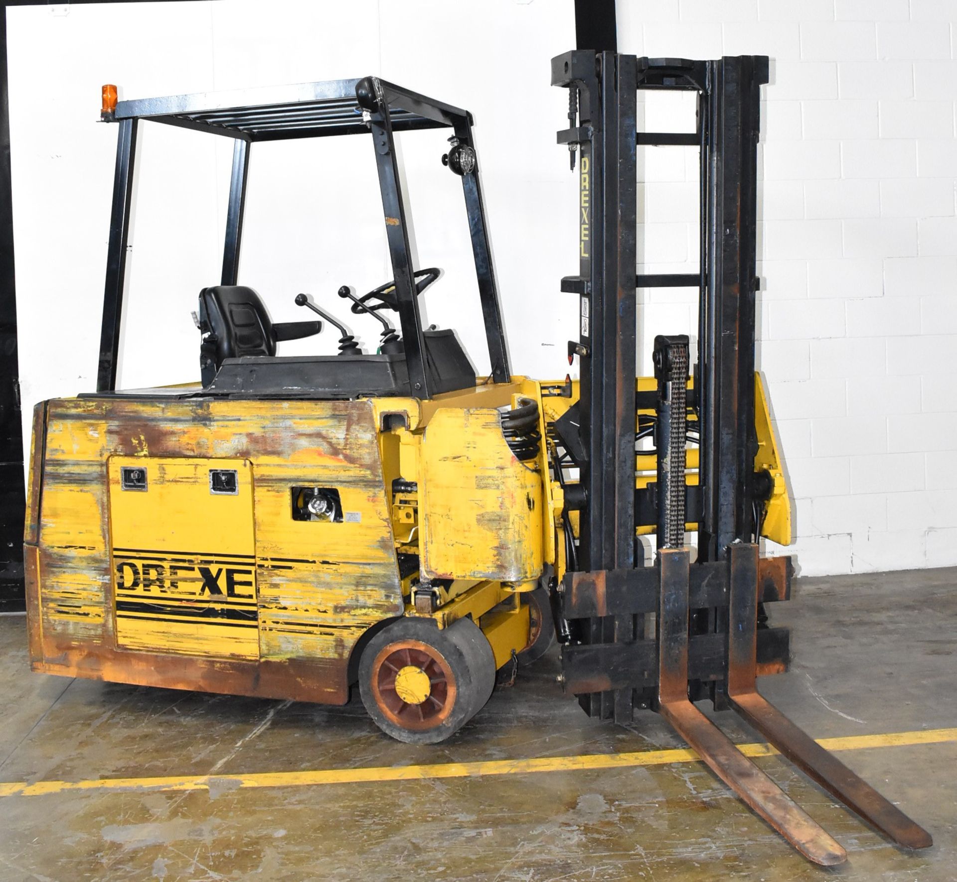 DREXEL SLT30 36V ELECTRIC NARROW AISLE COUNTERBALANCE FORKLIFT WITH 3,000 LB CAPACITY, 3-STAGE SWING