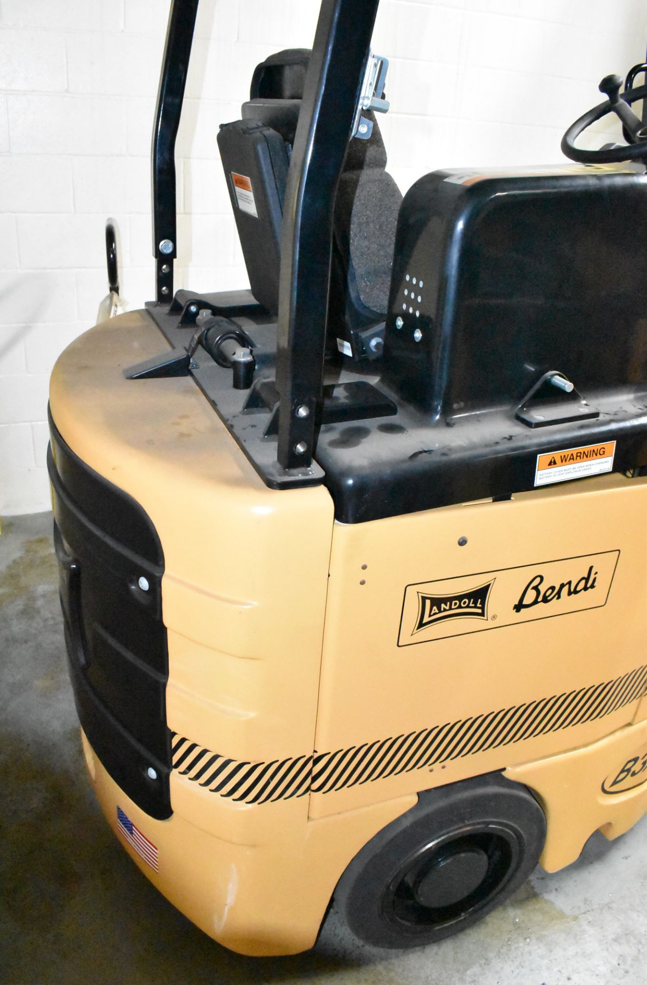 DREXEL LANDOLL B3/30E180D 48V ELECTRIC NARROW AISLE 3-WHEEL FORKLIFT WITH 3-STAGE SWING MAST, 3, - Image 4 of 8