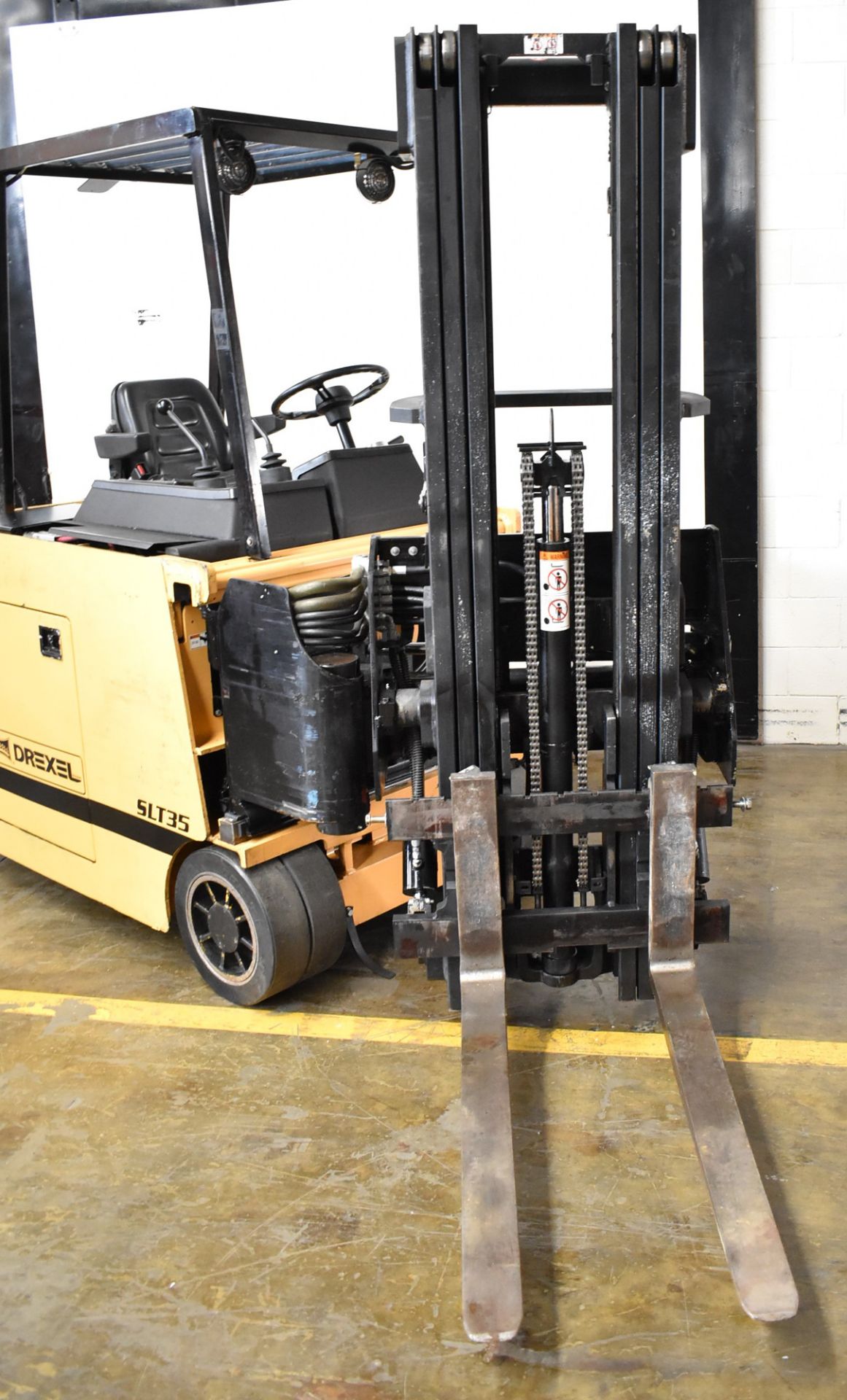 DREXEL SLT35 36V ELECTRIC NARROW AISLE COUNTERBALANCE FORKLIFT WITH 3,500 LB - Image 2 of 11