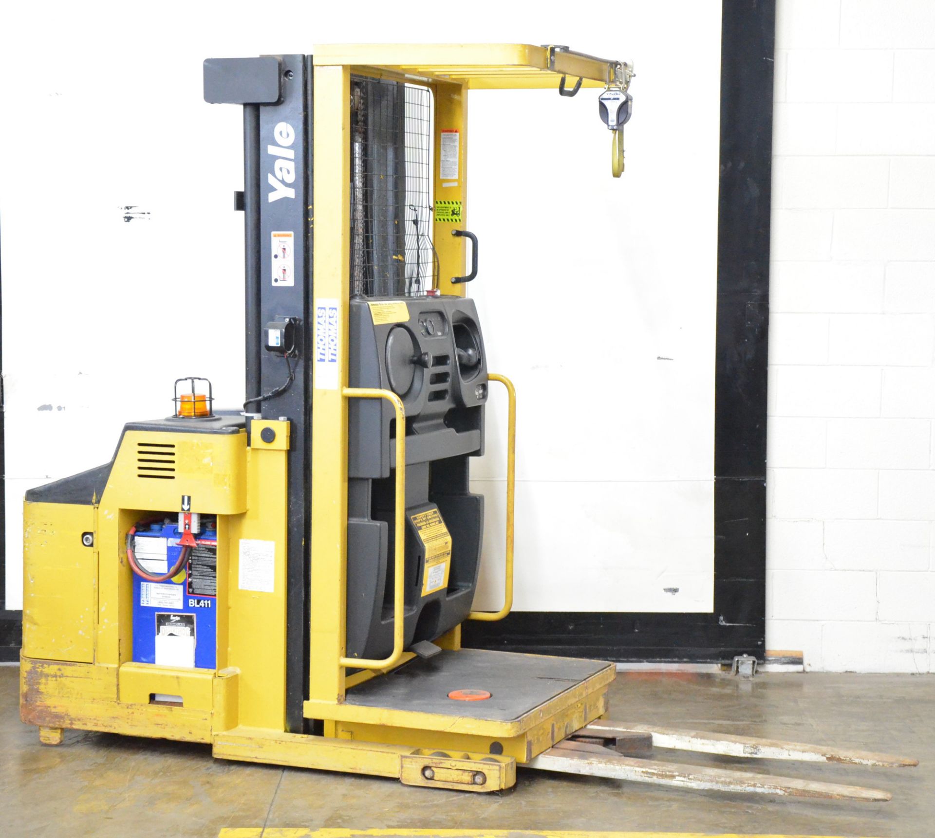 YALE OSO30ECN24TO89 24V ELECTRIC ORDER PICKER WITH 3,000 LB CAPACITY, 3-STAGE MAST, 195" MAX