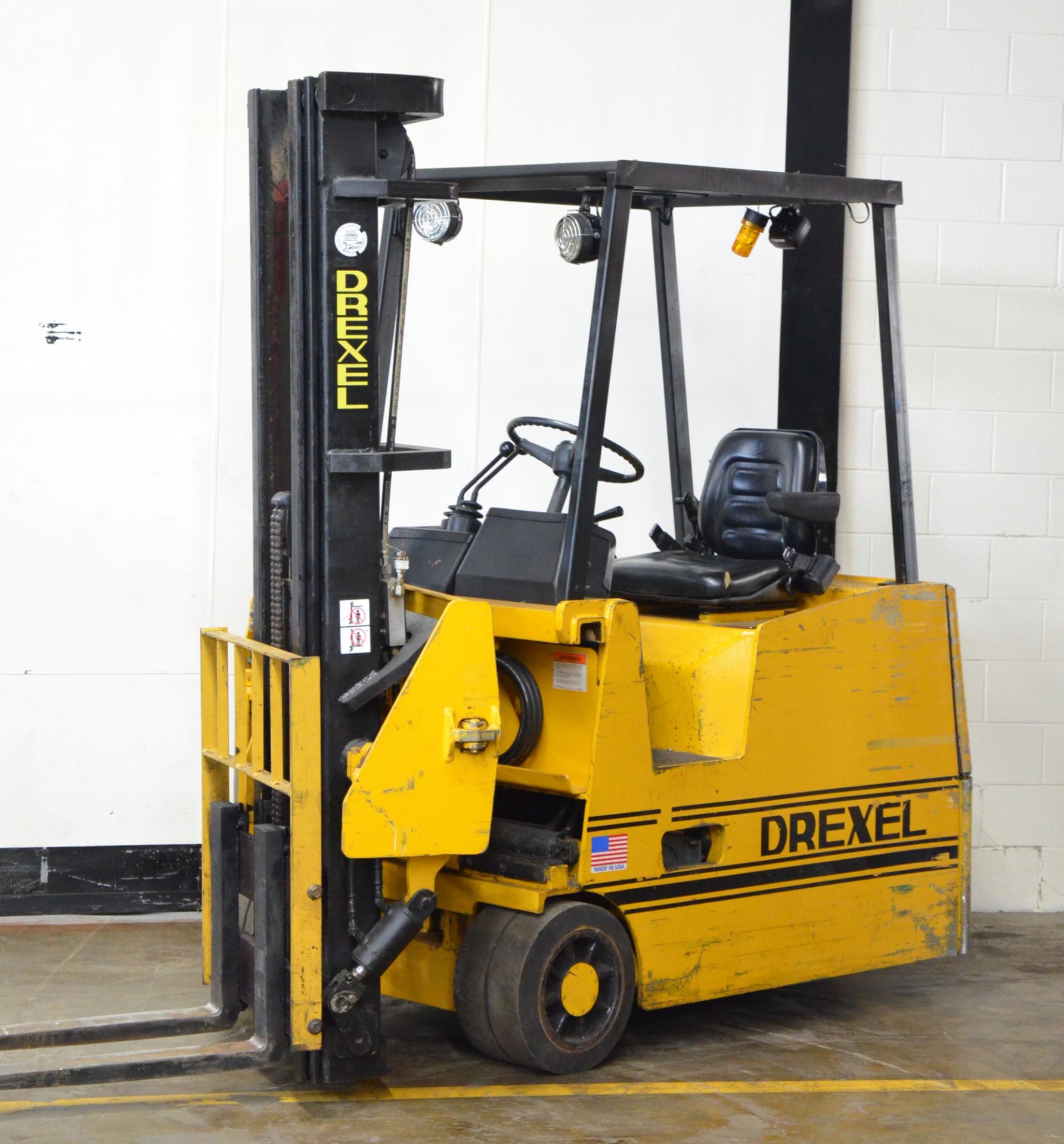 DREXEL SLT30 36V ELECTRIC NARROW AISLE COUNTERBALANCE FORKLIFT WITH 3,000 LB CAPACITY, 3-STAGE SWING - Image 2 of 7