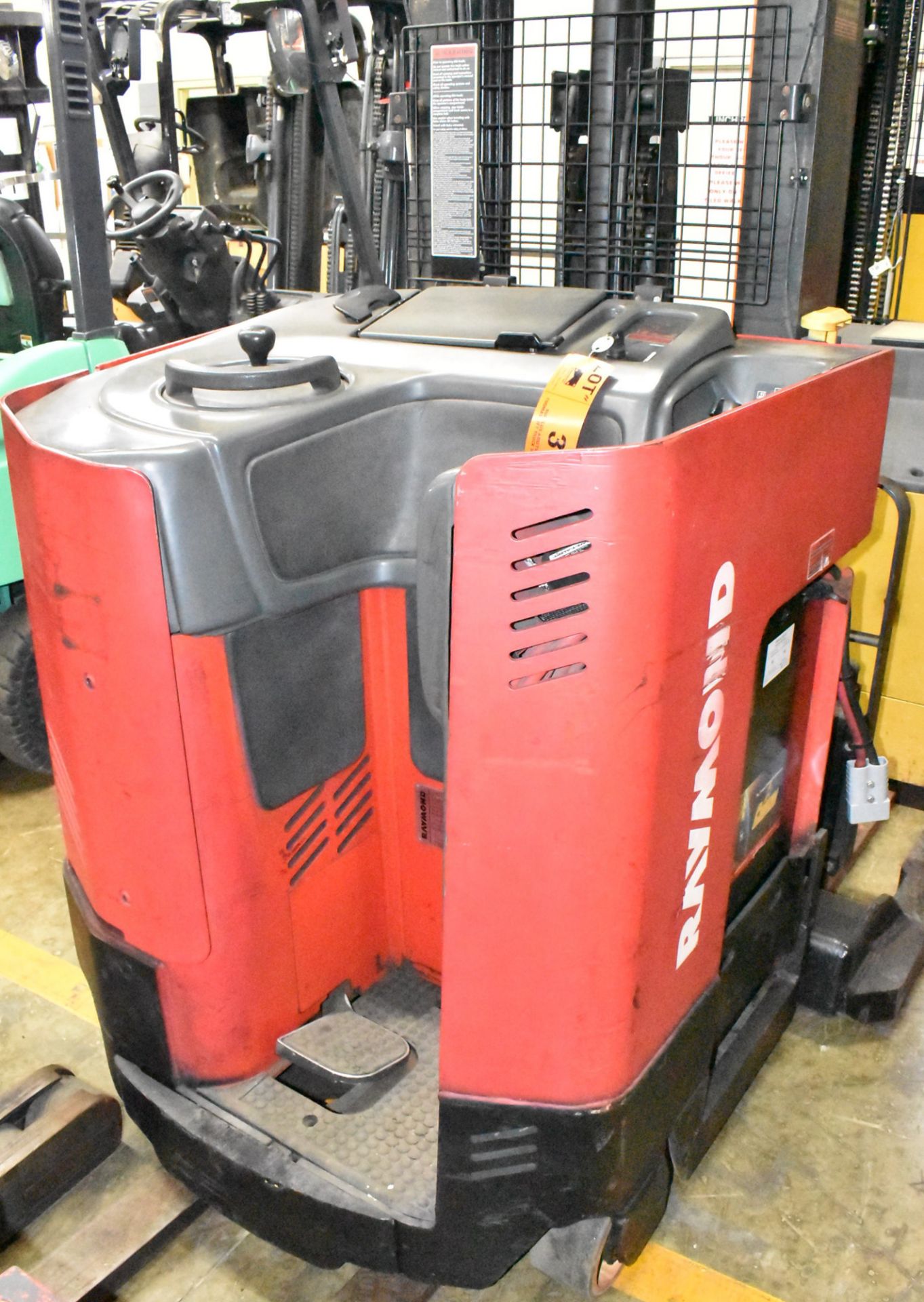 RAYMOND EASI 36V ELECTRIC REACH TRUCK WITH 3-STAGE MAST, 3,500 LB CAPACITY, 210" MAX VERTICAL REACH, - Image 4 of 12