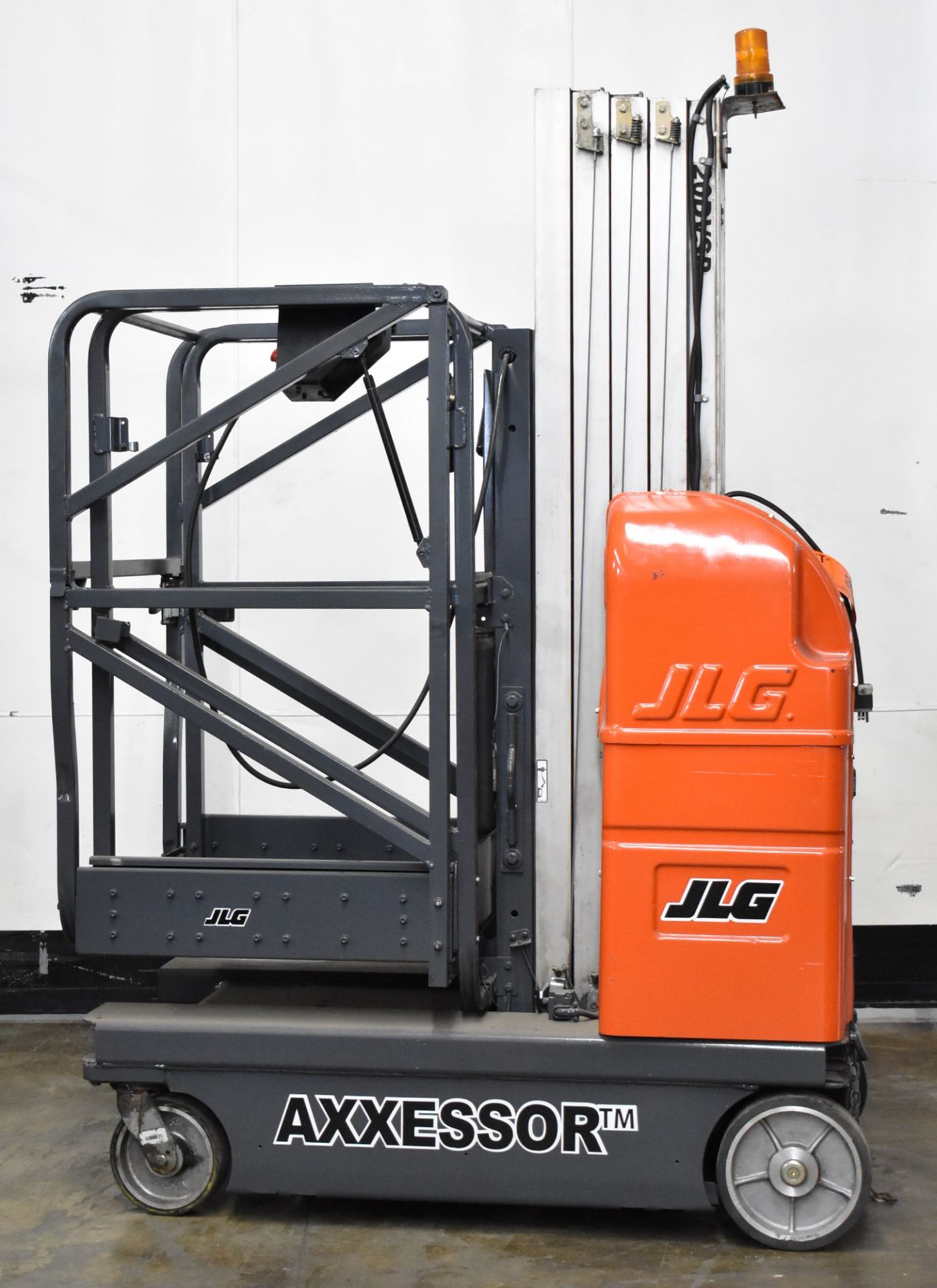 JLG (2005) 20DVSP 24V ELECTRIC MAN LIFT WITH 19.5' MAX LIFT HEIGHT, 400 LB CAPACITY, 651 HOURS (