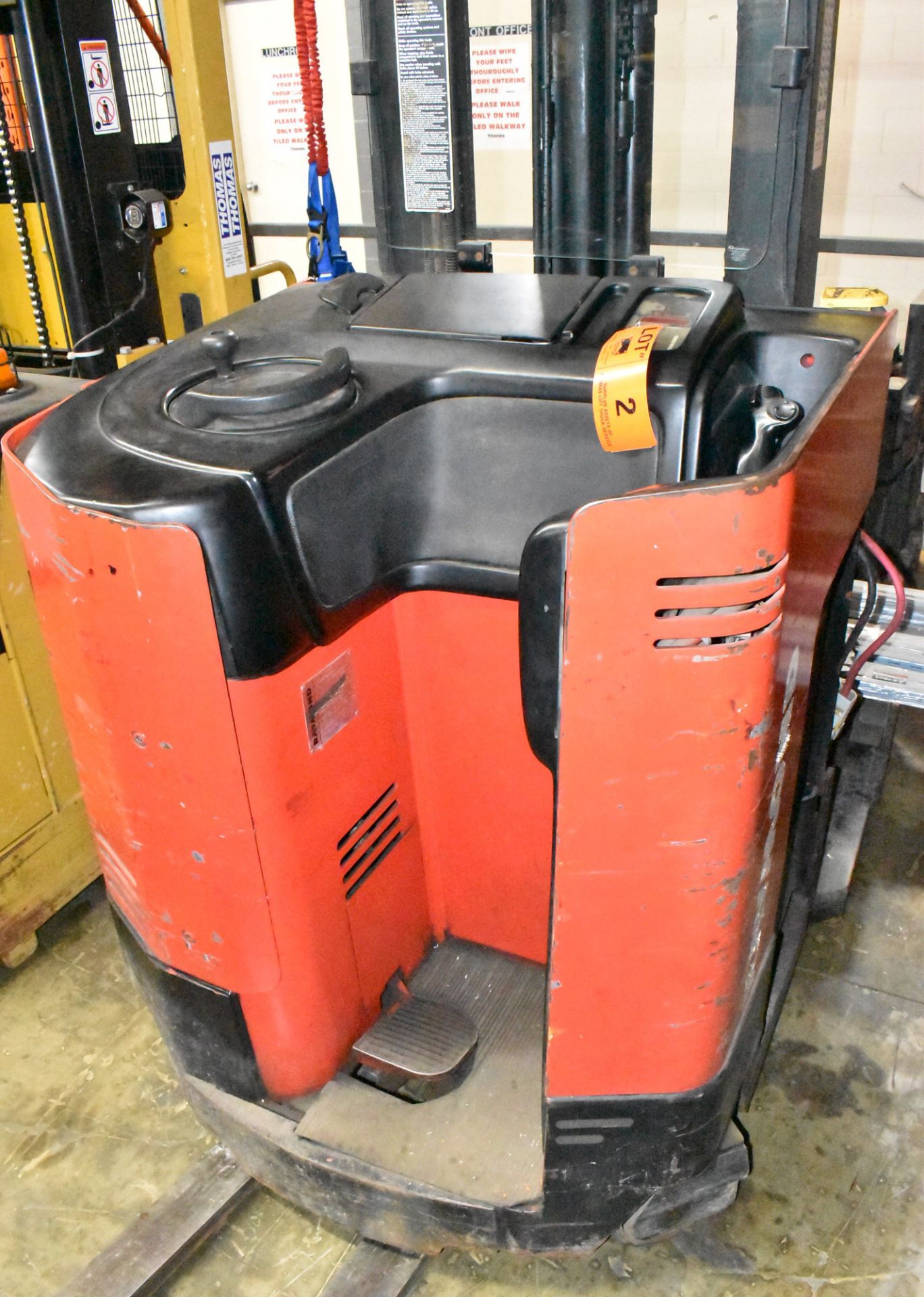 RAYMOND EASI 36V ELECTRIC REACH TRUCK WITH 3,000 LB CAPACITY, 3-STAGE MAST, 270" MAX VERTICAL REACH, - Image 4 of 8