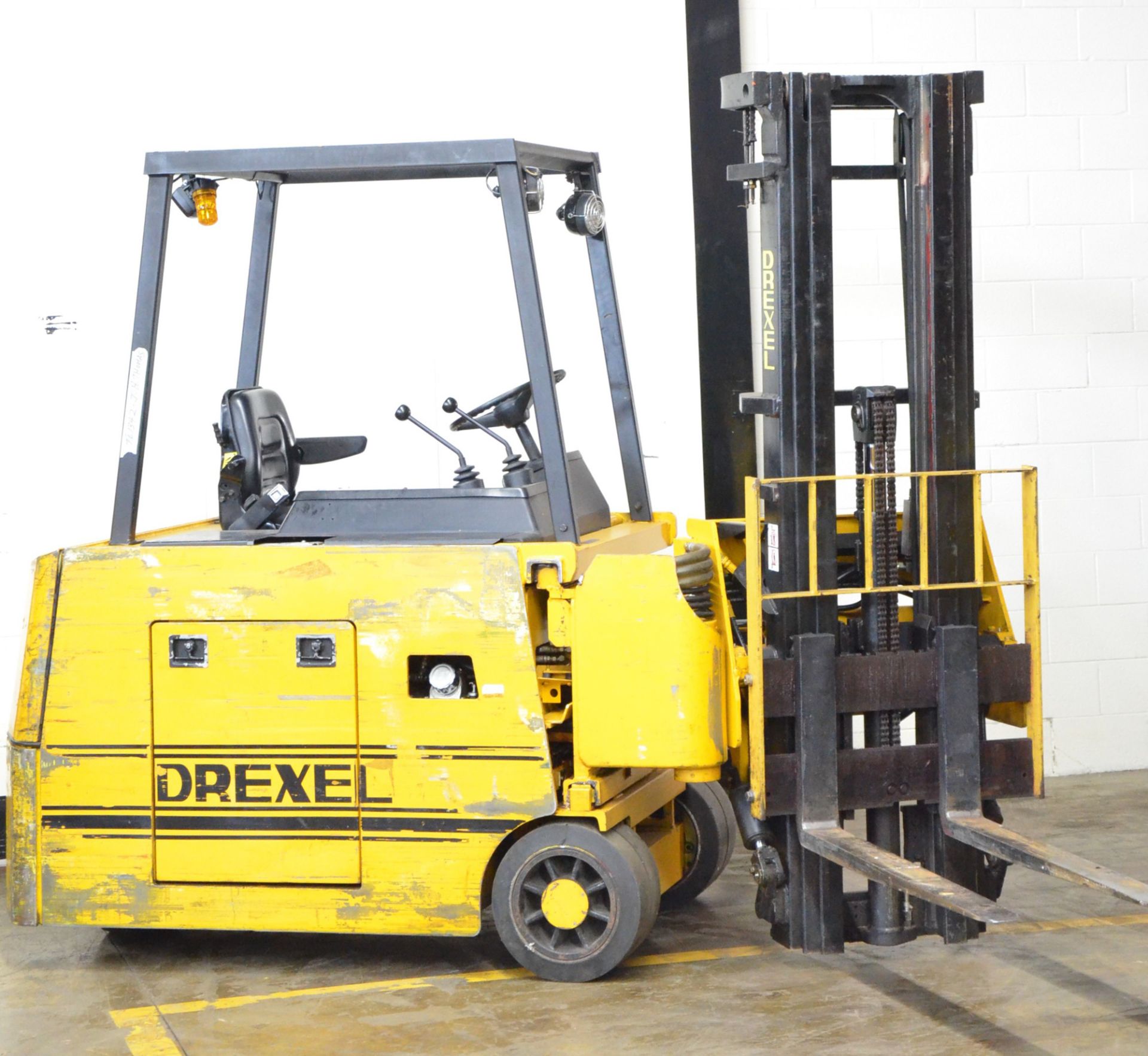 DREXEL SLT30 36V ELECTRIC NARROW AISLE COUNTERBALANCE FORKLIFT WITH 3,000 LB CAPACITY, 3-STAGE SWING - Image 3 of 7