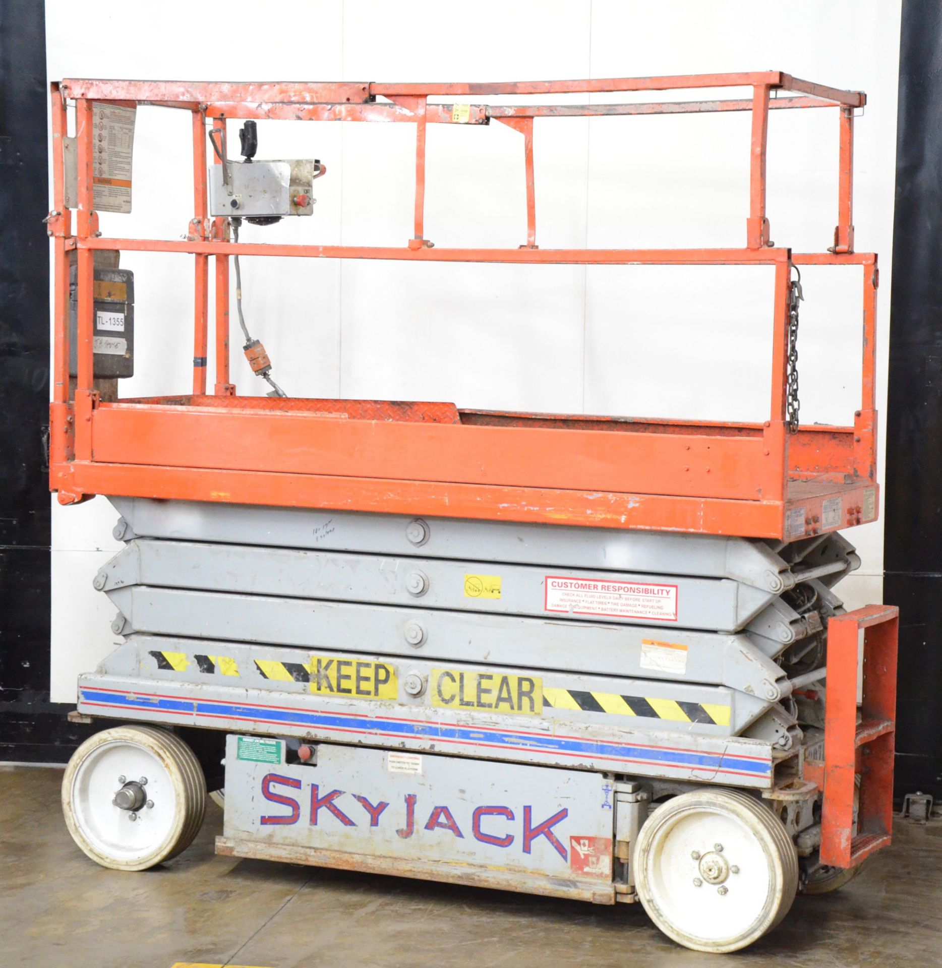 SKYJACK SJ III - 3226 24V ELECTRIC SCISSOR LIFT WITH 26' MAX LIFT HEIGHT, 500 LB CAPACITY, 672 HOURS - Image 2 of 7