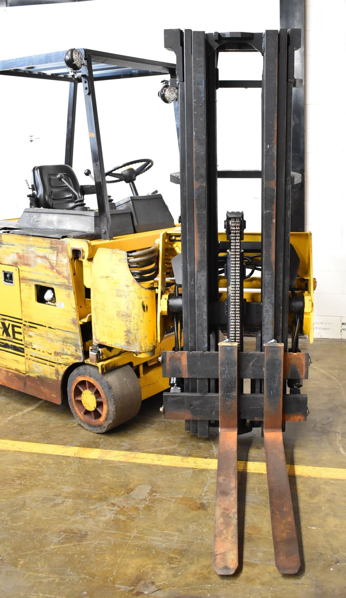 DREXEL SLT30 36V ELECTRIC NARROW AISLE COUNTERBALANCE FORKLIFT WITH 3,000 LB CAPACITY, 3-STAGE SWING - Image 2 of 9