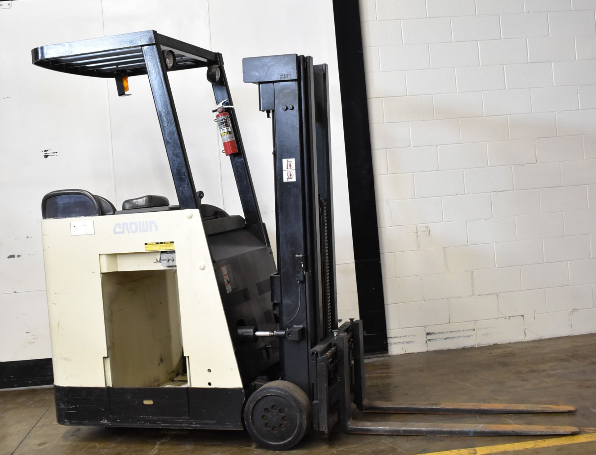 CROWN RC3000 ELECTRIC STAND-UP COUNTERBALANCE FORKLIFT WITH 3-STAGE MAST, 190" MAX VERTICAL REACH,
