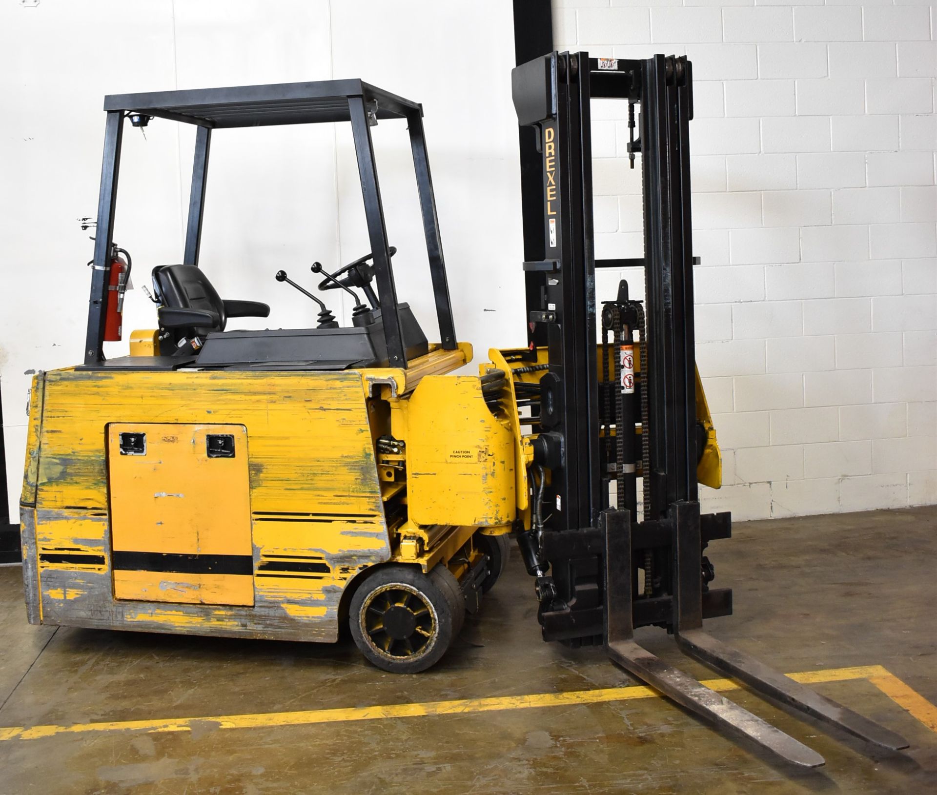 DREXEL SLT30 36V ELECTRIC NARROW AISLE COUNTERBALANCE FORKLIFT WITH 3,000 LB CAPACITY, 3-STAGE SWING