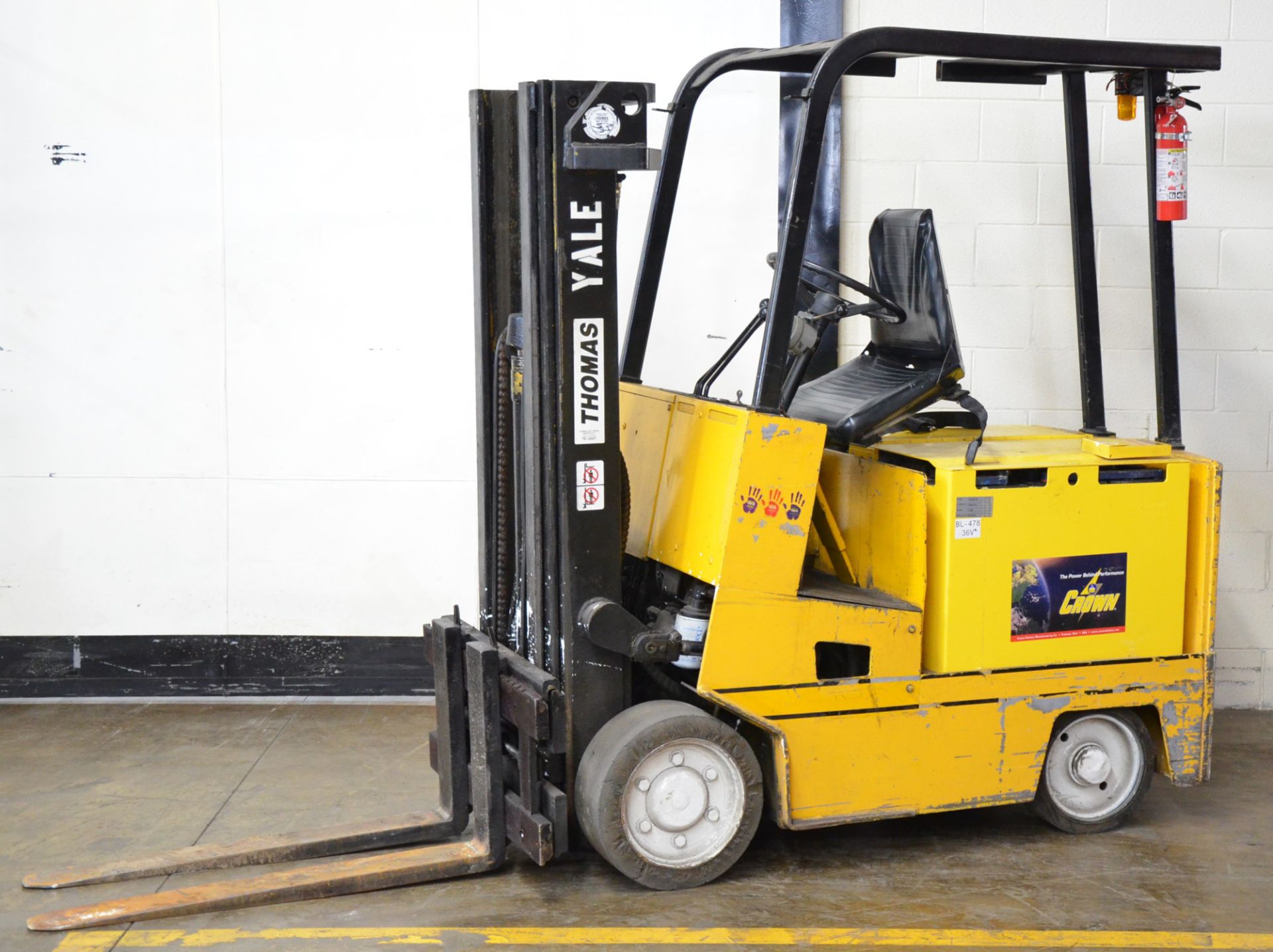 YALE ERC050FCN36ST077 36V ELECTRIC COUNTERBALANCE FORKLIFT WITH 4,650 LB CAPACITY, 3-STAGE MAST,