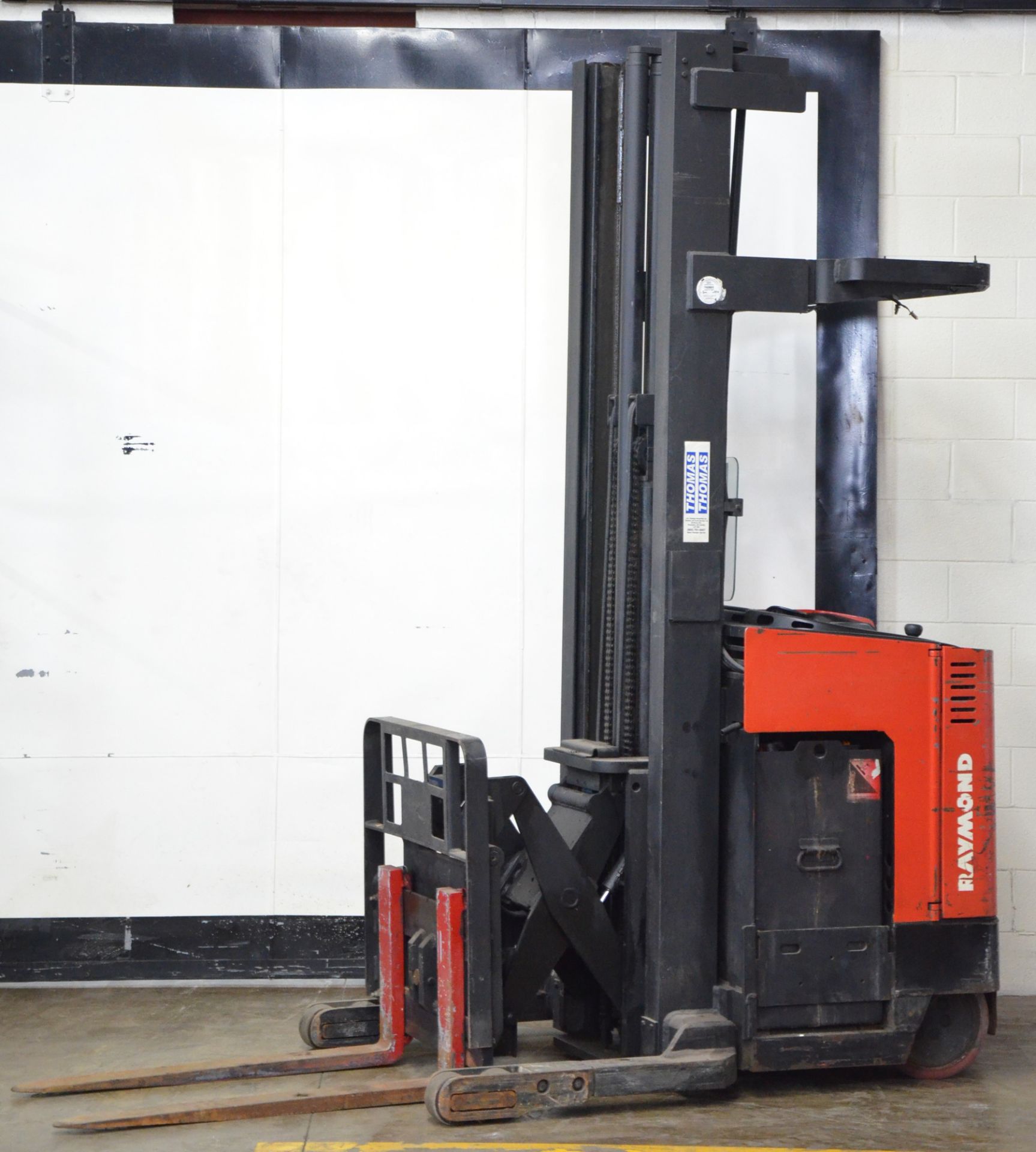 RAYMOND EASI 36V ELECTRIC REACH TRUCK WITH 3,000 LB CAPACITY, 3-STAGE MAST, 270" MAX VERTICAL REACH, - Image 2 of 8