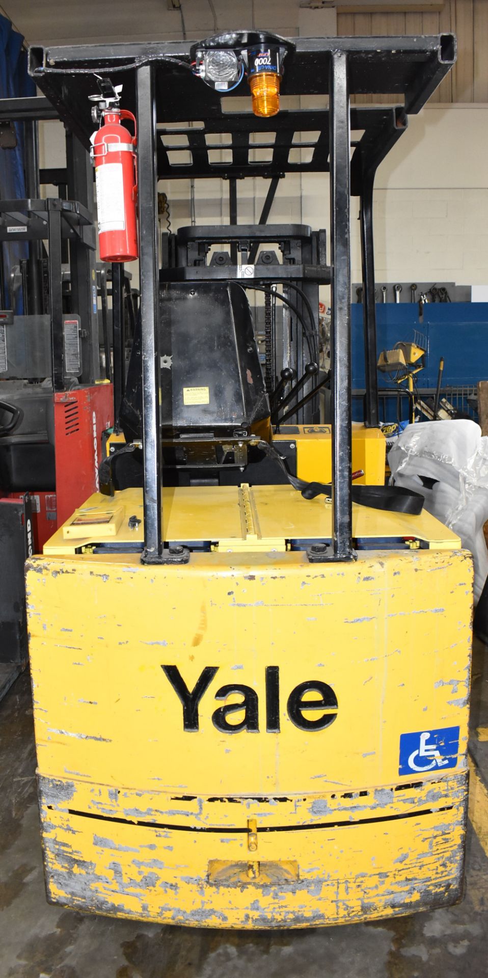 YALE ERC050FCN36ST077 36V ELECTRIC COUNTERBALANCE FORKLIFT WITH 4,650 LB CAPACITY, 3-STAGE MAST, - Image 4 of 10