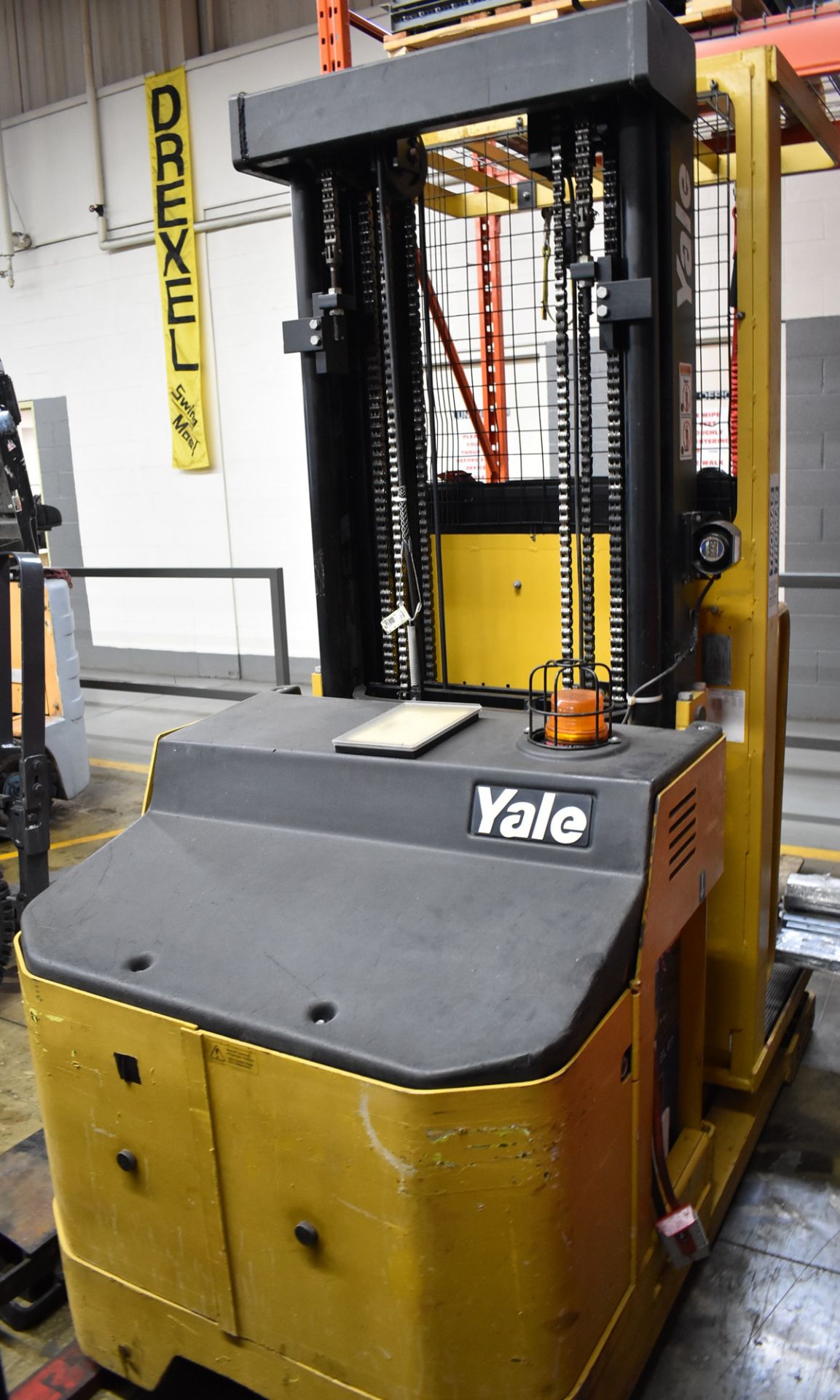 YALE OSO30ECN24TO89 24V ELECTRIC ORDER PICKER WITH 3,000 LB CAPACITY, 3-STAGE MAST, 195" MAX - Image 5 of 8