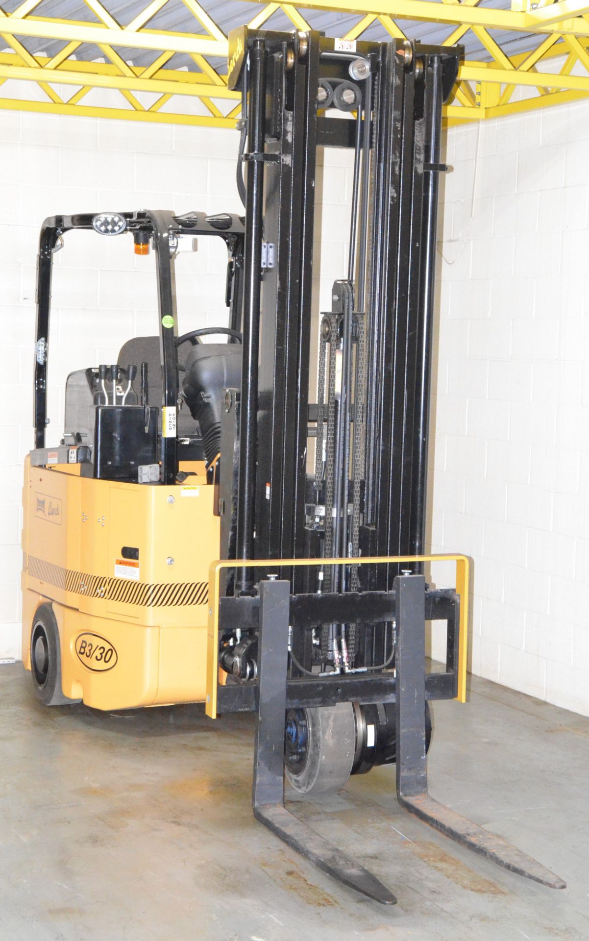 DREXEL LANDOLL B3/30E180D 48V ELECTRIC NARROW AISLE 3-WHEEL FORKLIFT WITH 3-STAGE SWING MAST, 3, - Image 2 of 8