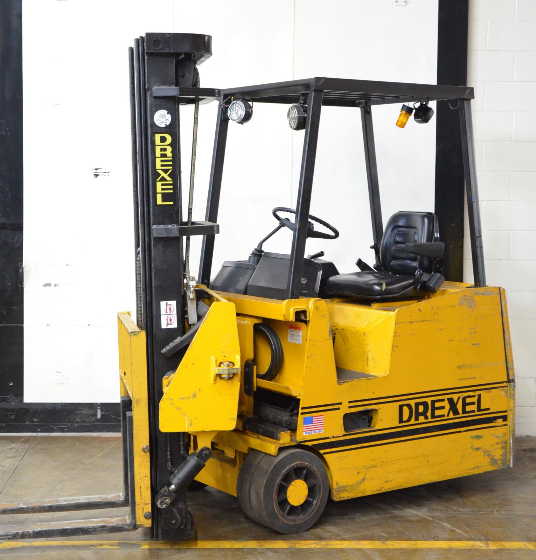 DREXEL SLT30 36V ELECTRIC NARROW AISLE COUNTERBALANCE FORKLIFT WITH 3,000 LB CAPACITY, 3-STAGE SWING