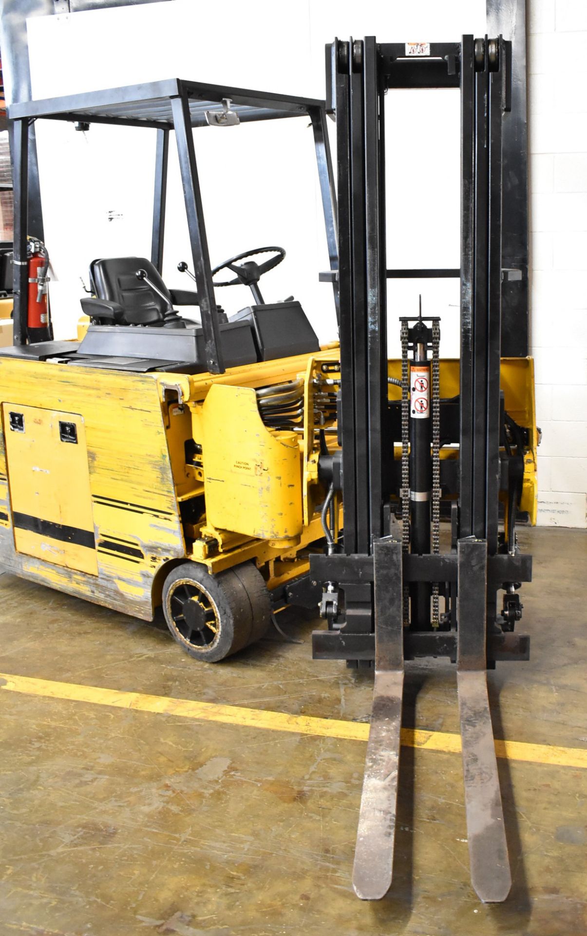 DREXEL SLT30 36V ELECTRIC NARROW AISLE COUNTERBALANCE FORKLIFT WITH 3,000 LB CAPACITY, 3-STAGE SWING - Image 2 of 13
