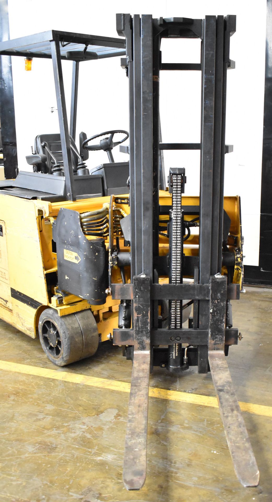 DREXEL SLT30 36V ELECTRIC NARROW AISLE COUNTERBALANCE FORKLIFT WITH 3,000 LB CAPACITY, 3-STAGE SWING - Image 2 of 10
