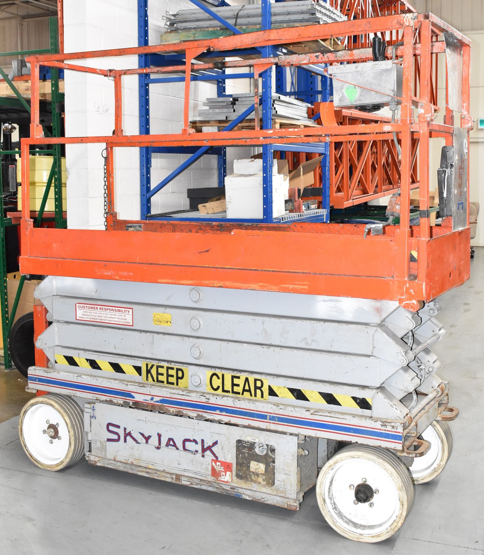 SKYJACK SJ III - 3226 24V ELECTRIC SCISSOR LIFT WITH 26' MAX LIFT HEIGHT, 500 LB CAPACITY, 672 HOURS - Image 3 of 7