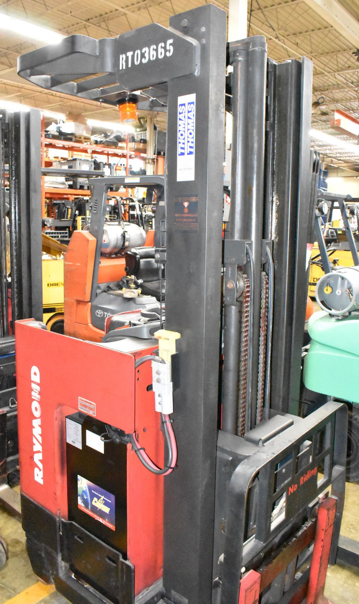 RAYMOND EASI 36V ELECTRIC REACH TRUCK WITH 3-STAGE MAST, 3,500 LB CAPACITY, 210" MAX VERTICAL REACH, - Image 5 of 12