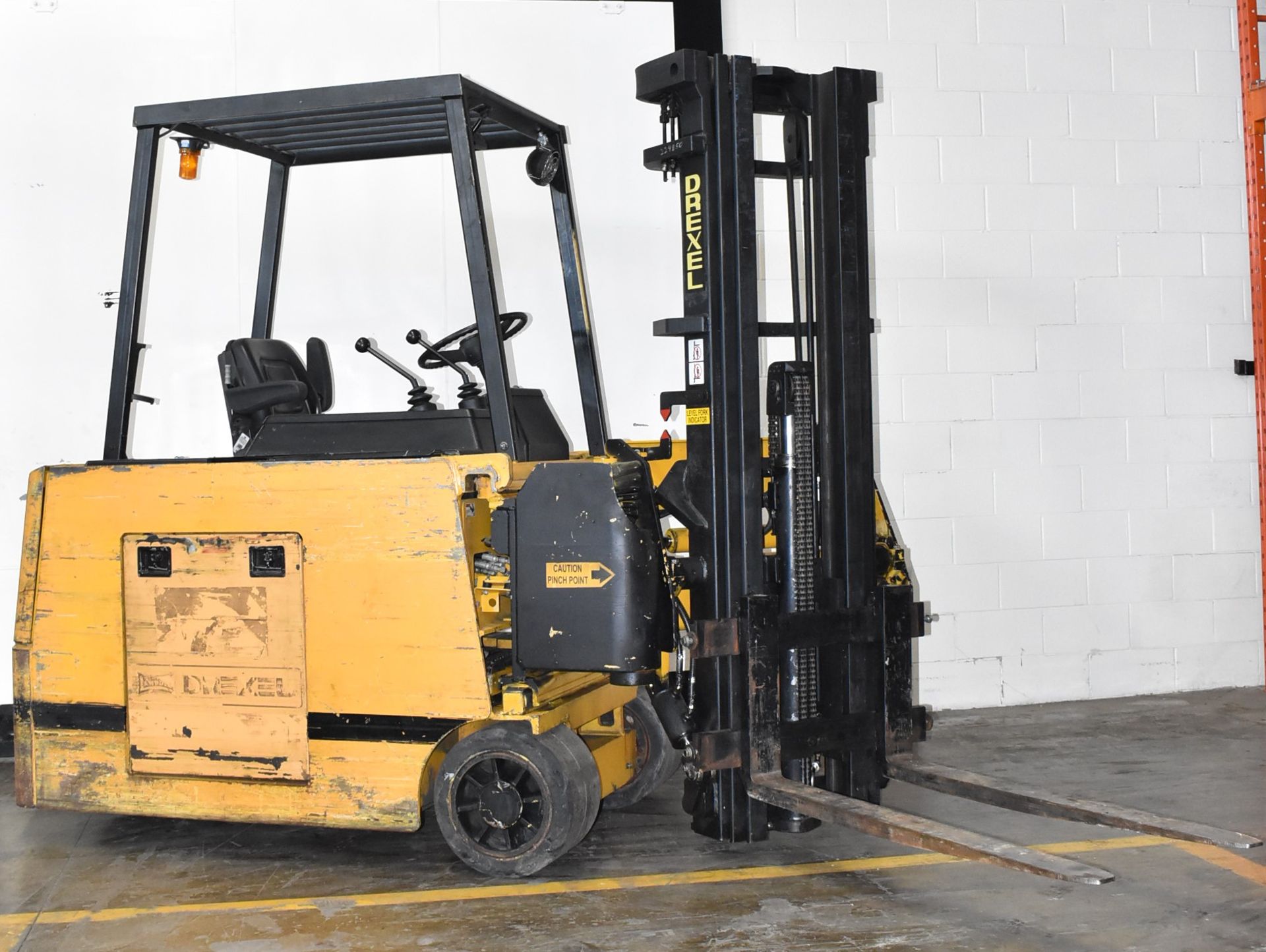 DREXEL SLT30 36V ELECTRIC NARROW AISLE COUNTERBALANCE FORKLIFT WITH 3,000 LB CAPACITY, 3-STAGE SWING