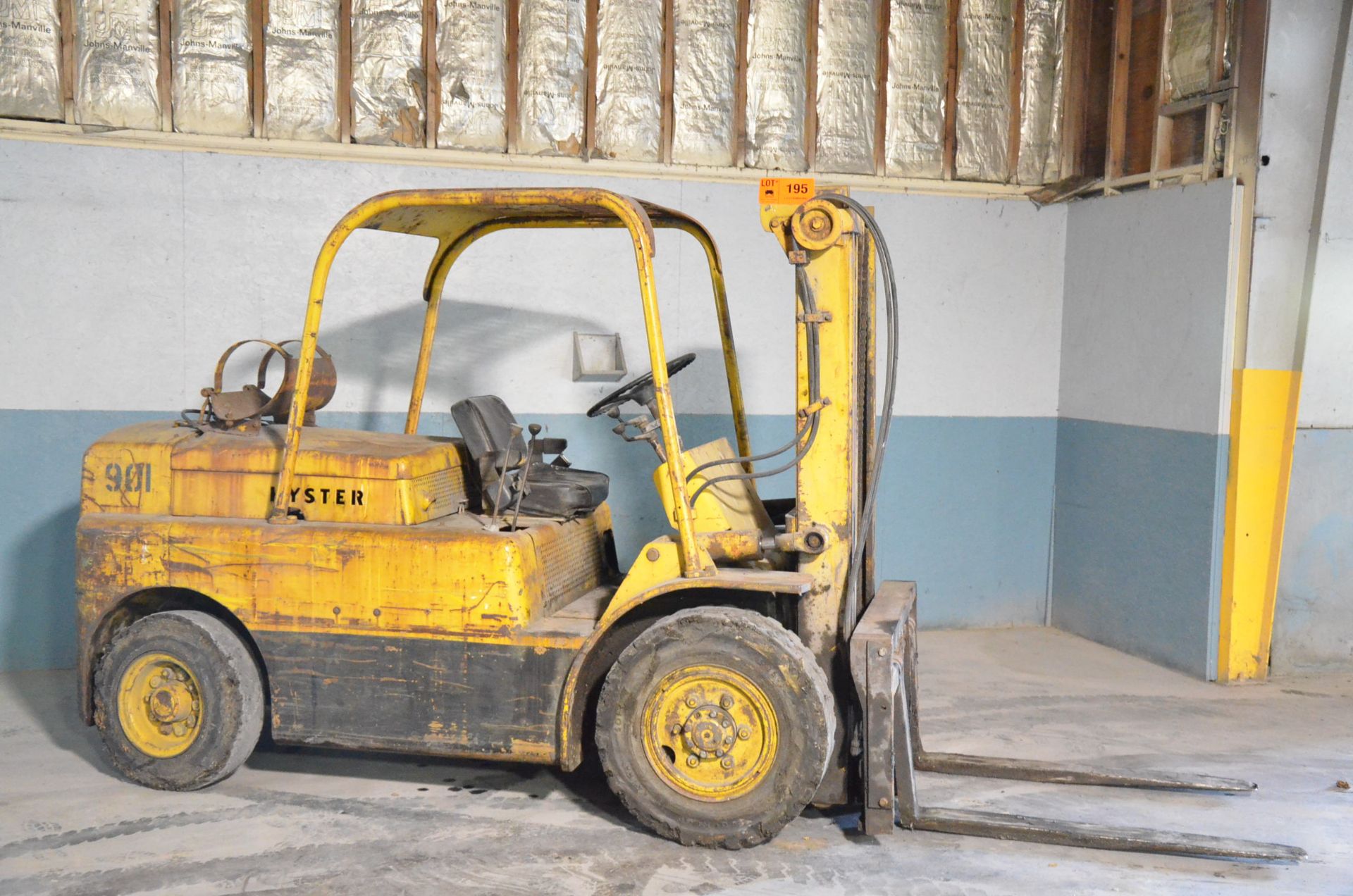 HYSTER H80C LPG FORKLIFT WITH 8,000 LBS CAPACITY, 122" MAX VERTICAL REACH, 2-STAGE MAST, SIDE SHIFT, - Image 2 of 6