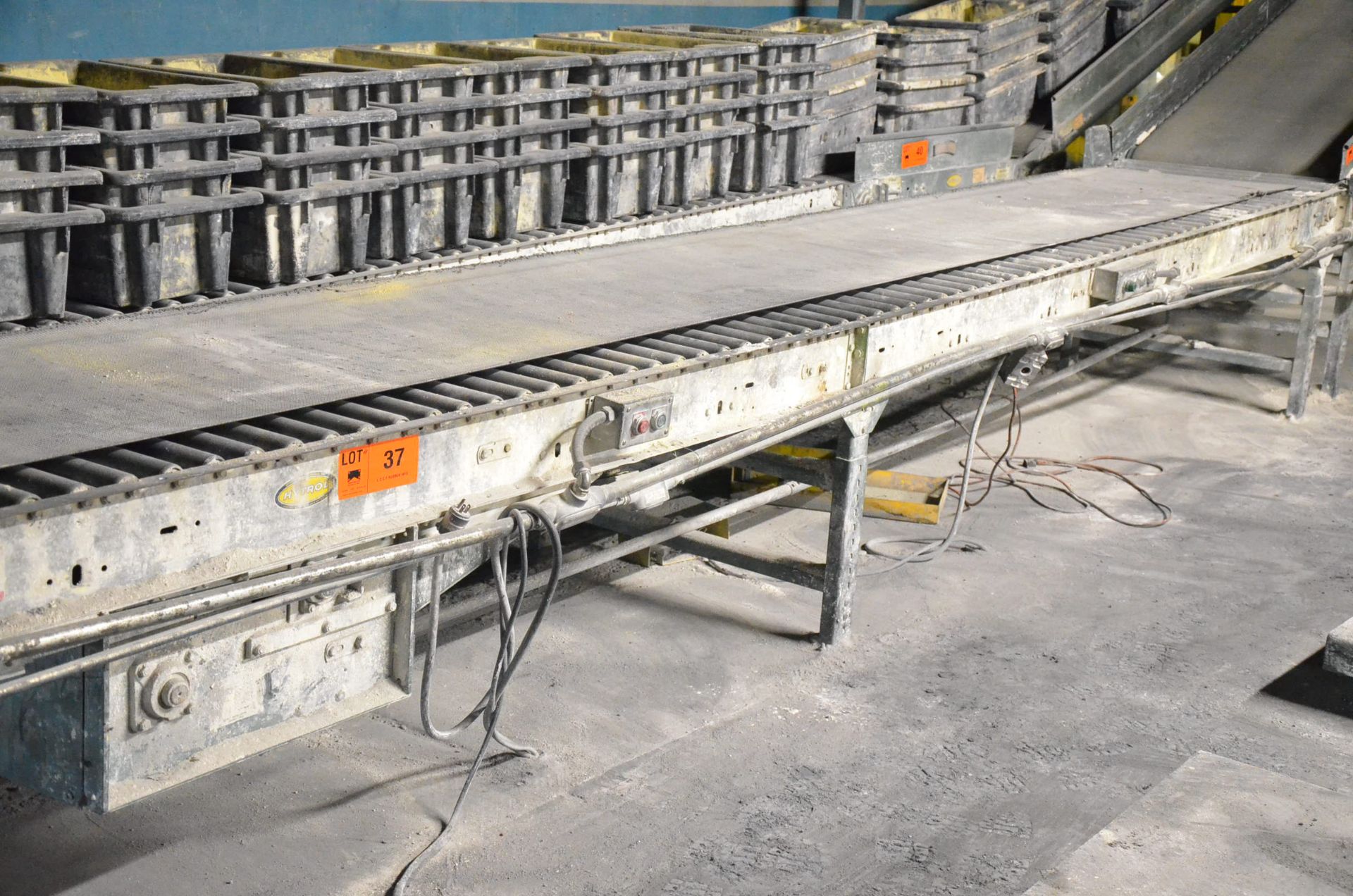 HYTROL MIXER FEED 26' X 32" APPROX. HORIZONTAL MOTORIZED ROLLER BELT CONVEYOR, S/N N/A (CI)